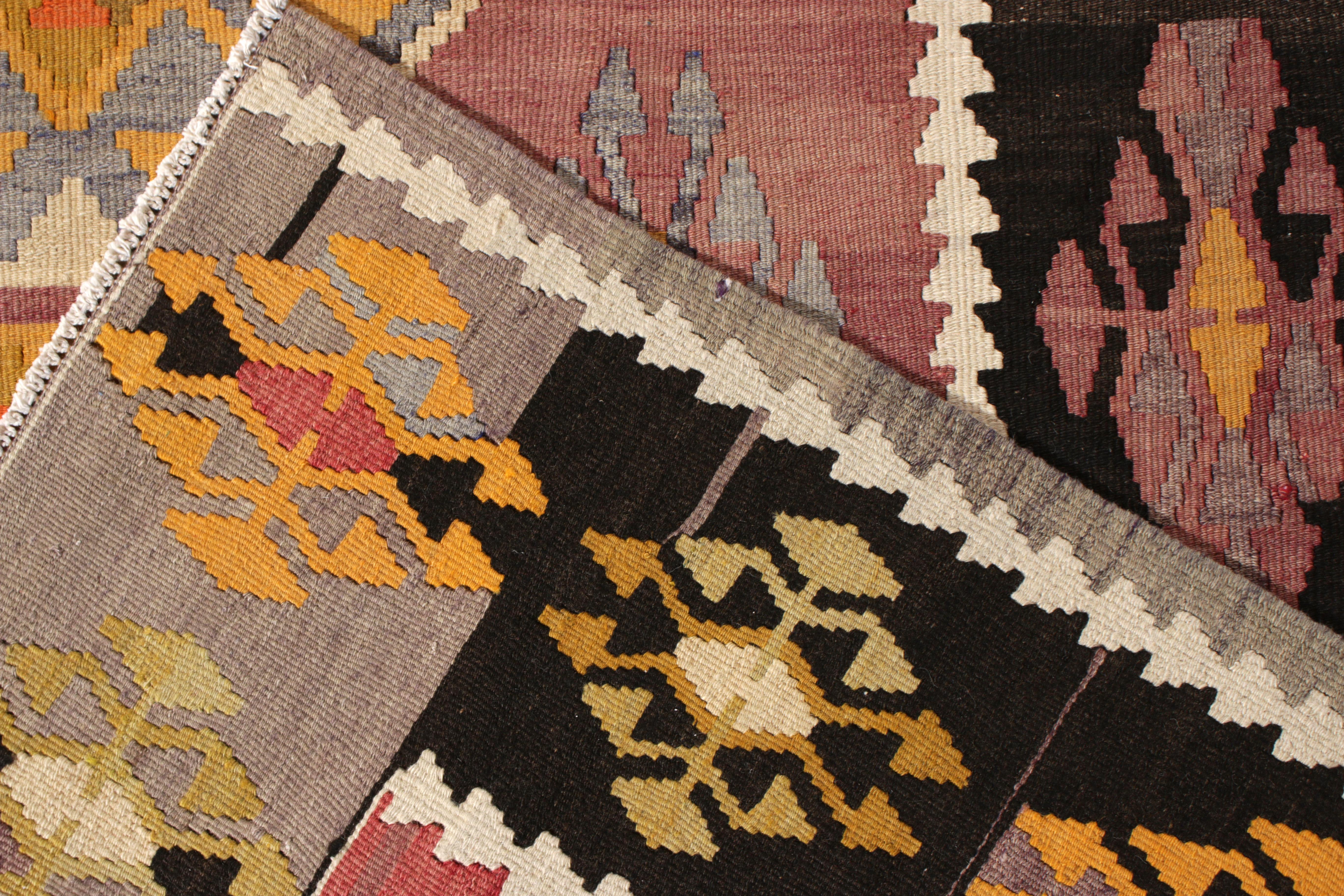 Handgewebter Vintage-Kelim-Teppich in Gold mit geometrischem Medaillonmuster von Teppich & Kelim (Handgeknüpft) im Angebot