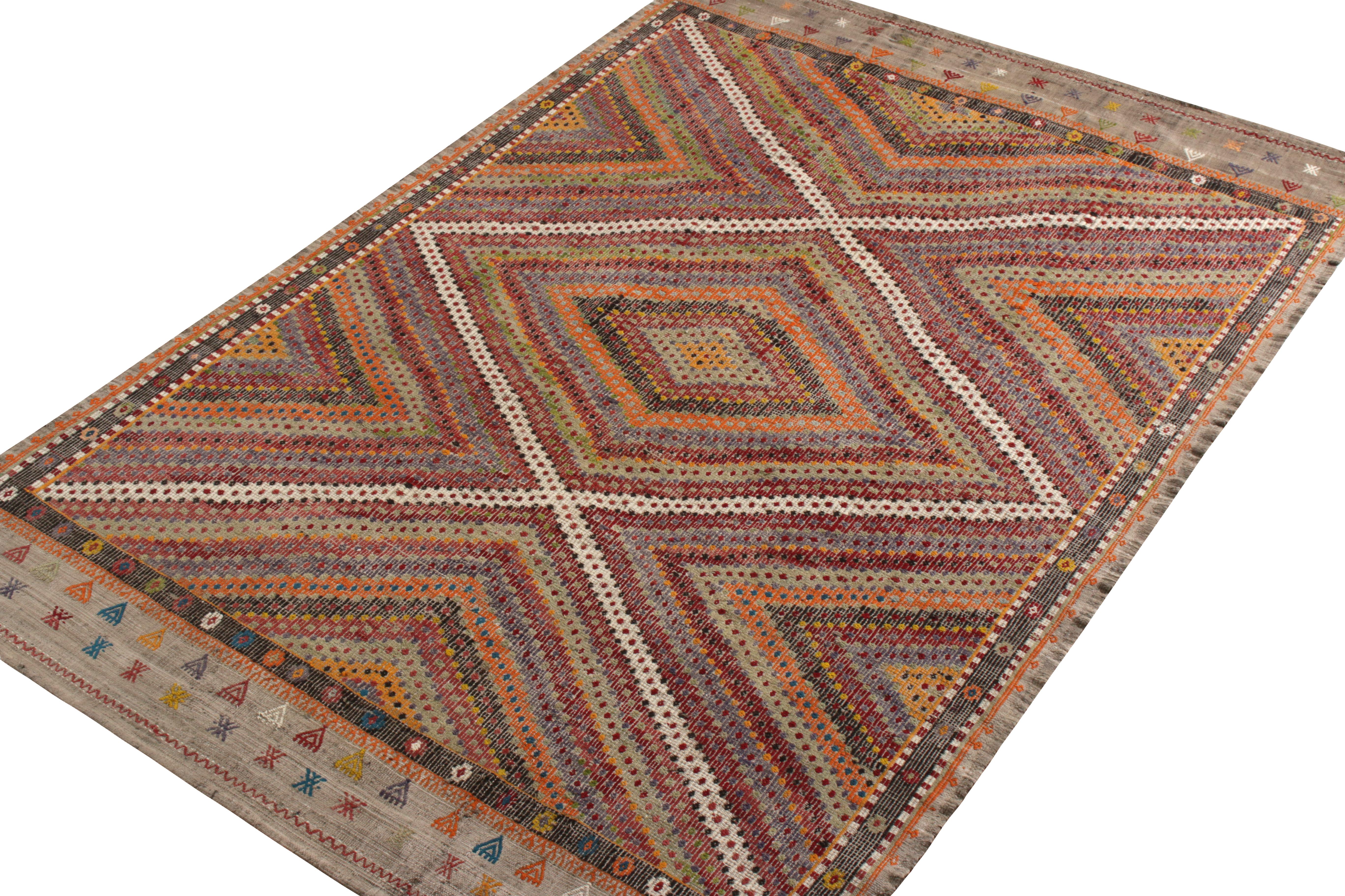 Tribal Tapis Kilim vintage haut de gamme à motif géométrique multicolore par Rug & Kilim en vente