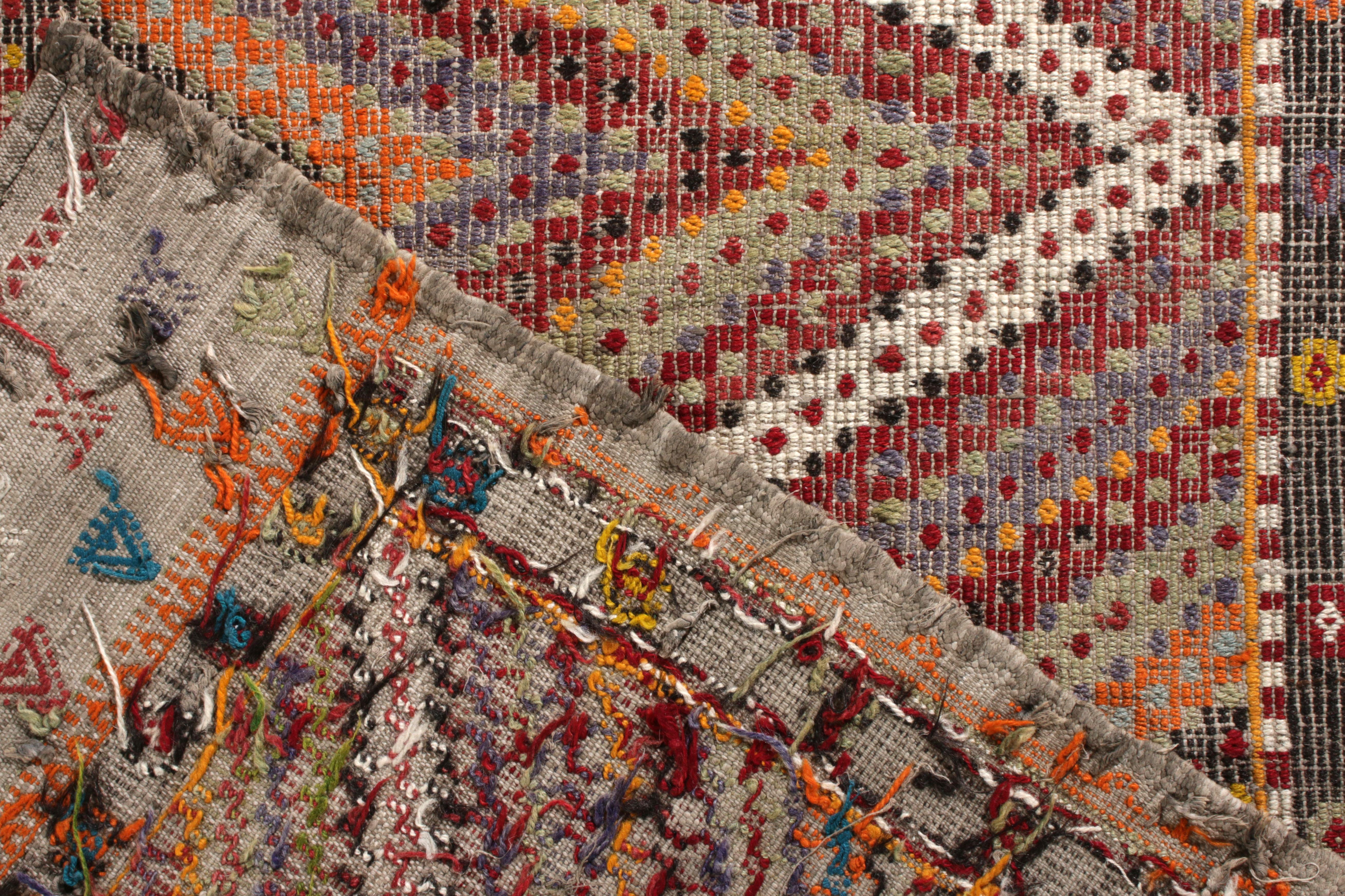 Noué à la main Tapis Kilim vintage haut de gamme à motif géométrique multicolore par Rug & Kilim en vente