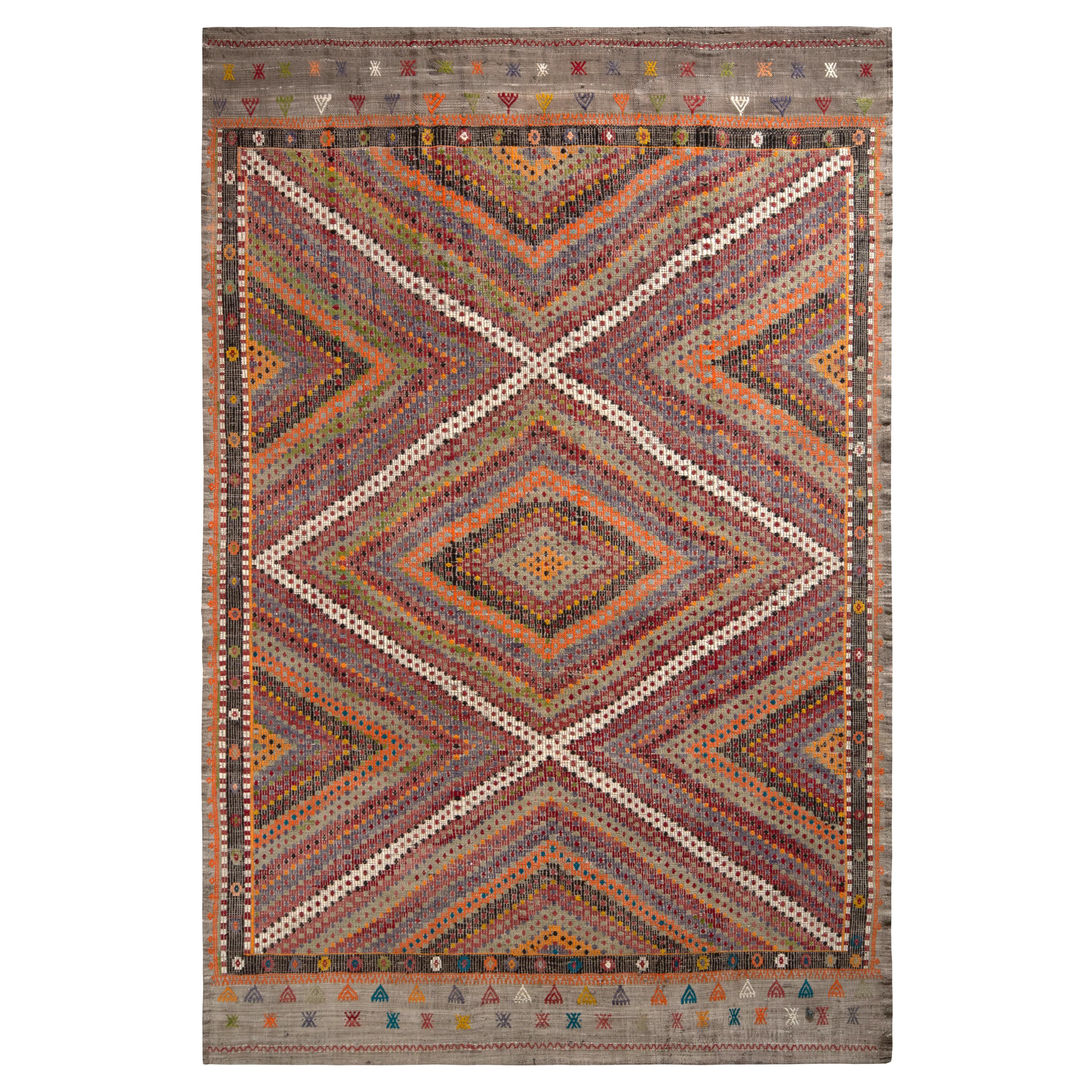 Tapis Kilim vintage haut de gamme à motif géométrique multicolore par Rug & Kilim en vente
