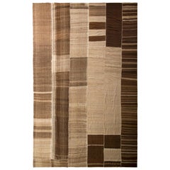 Tapis Kilim persan vintage tissé à la main à motif de rayures beiges et brunes par Rug & Kilim
