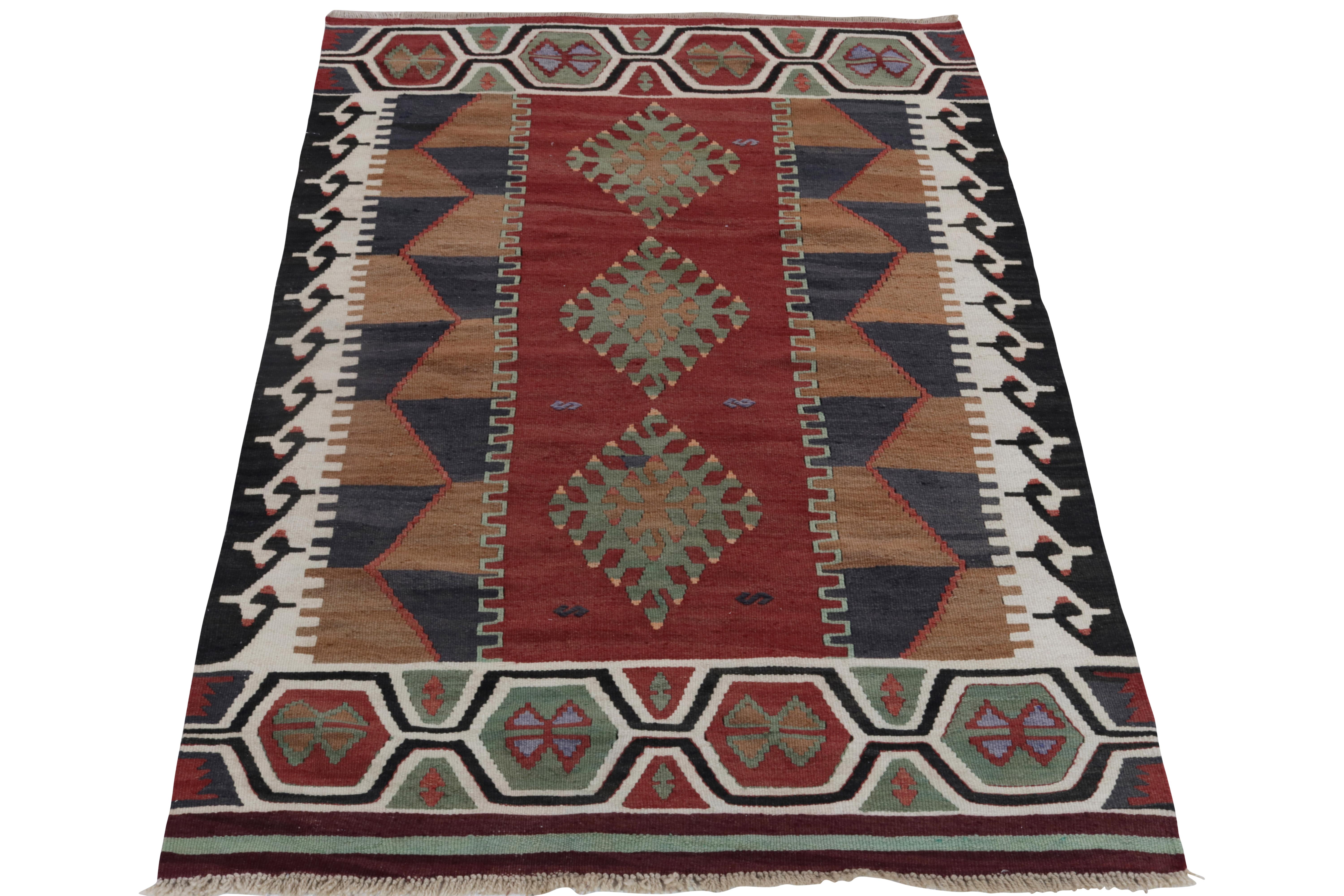 Tejida a mano en hilo fino, una creación 4x6 de nuestras selecciones vintage Kilim & Flatweave. Procedente de Persia en torno a la década de 1950, esta alfombra de mediados de siglo presenta un dibujo geométrico bien definido que emana la