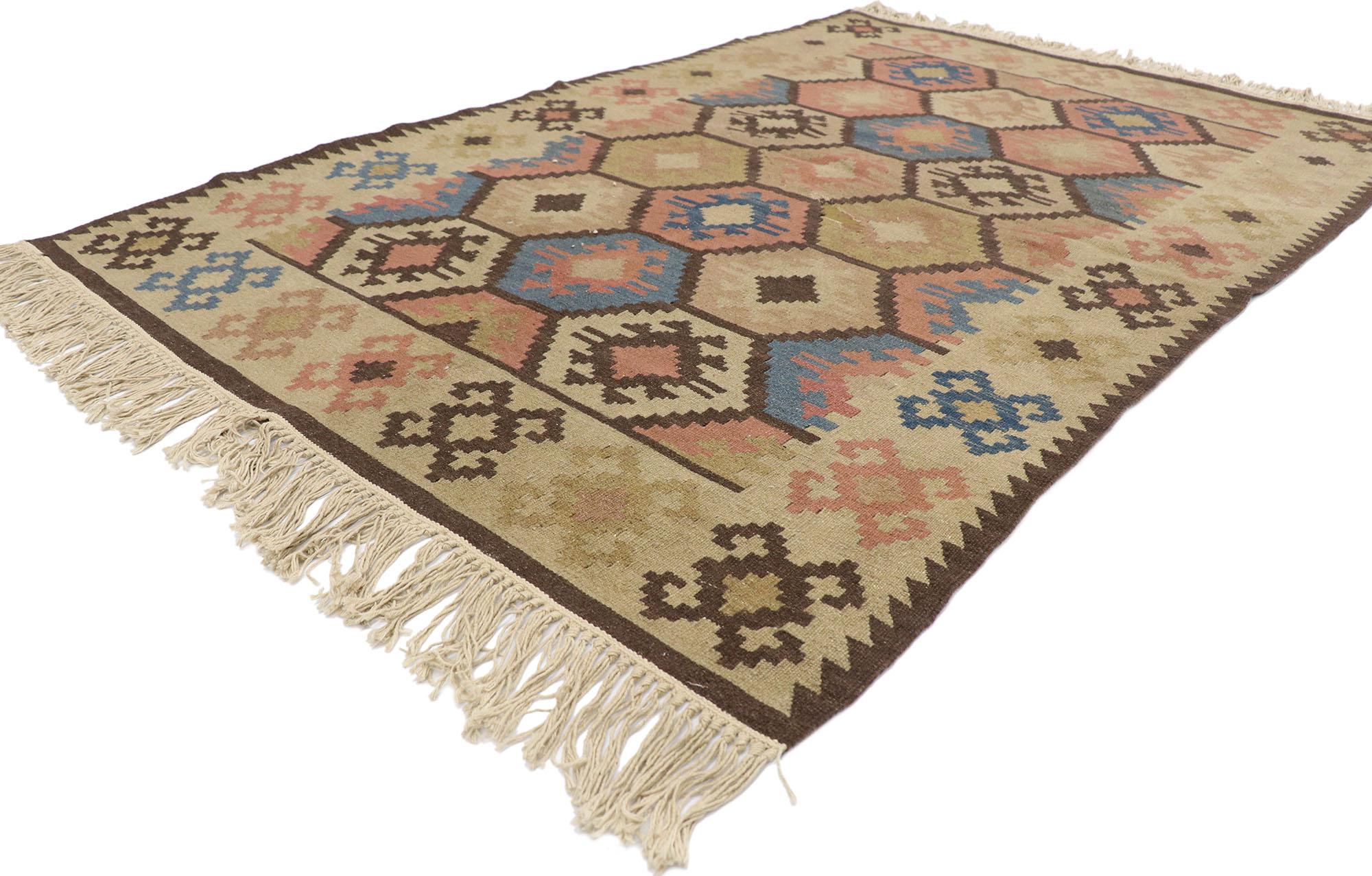77970 Vintage Persian Shiraz Kilim Rug, 04'01 x 06'01. Nell'abbraccio del rustico boho, scopri il fascino libero del fascino nomade meticolosamente intrecciato nel tessuto del nostro tappeto kilim persiano d'epoca in lana tessuto a mano. Sali su