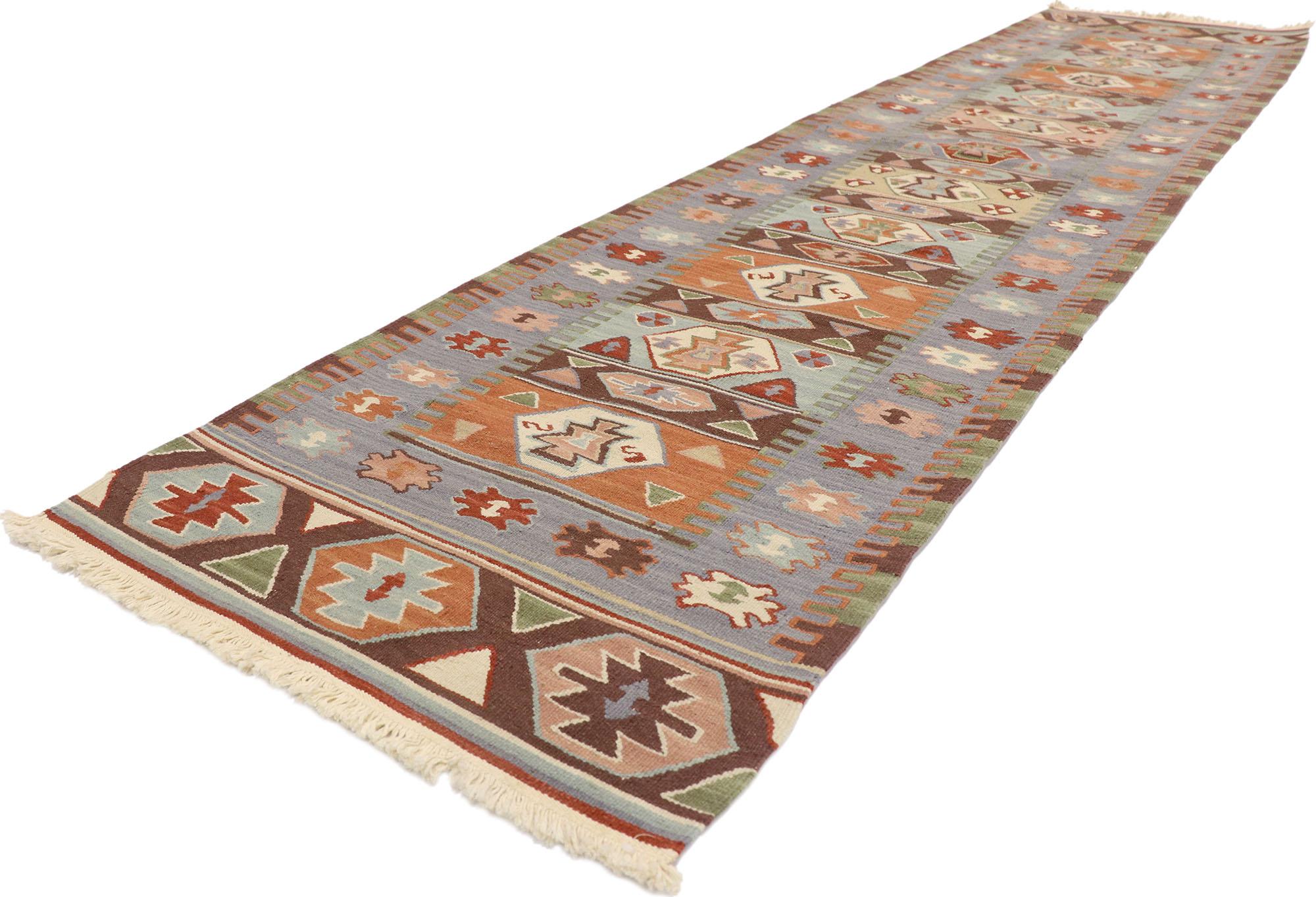 77993 Vintage Persian Shiraz Kilim Rug & Kilim Runner, 02'05 x 10'01. Ricco di piccoli dettagli e di un design espressivo e audace, combinato con colori vivaci e stile tribale, questo tappeto kilim persiano vintage in lana tessuto a mano è una