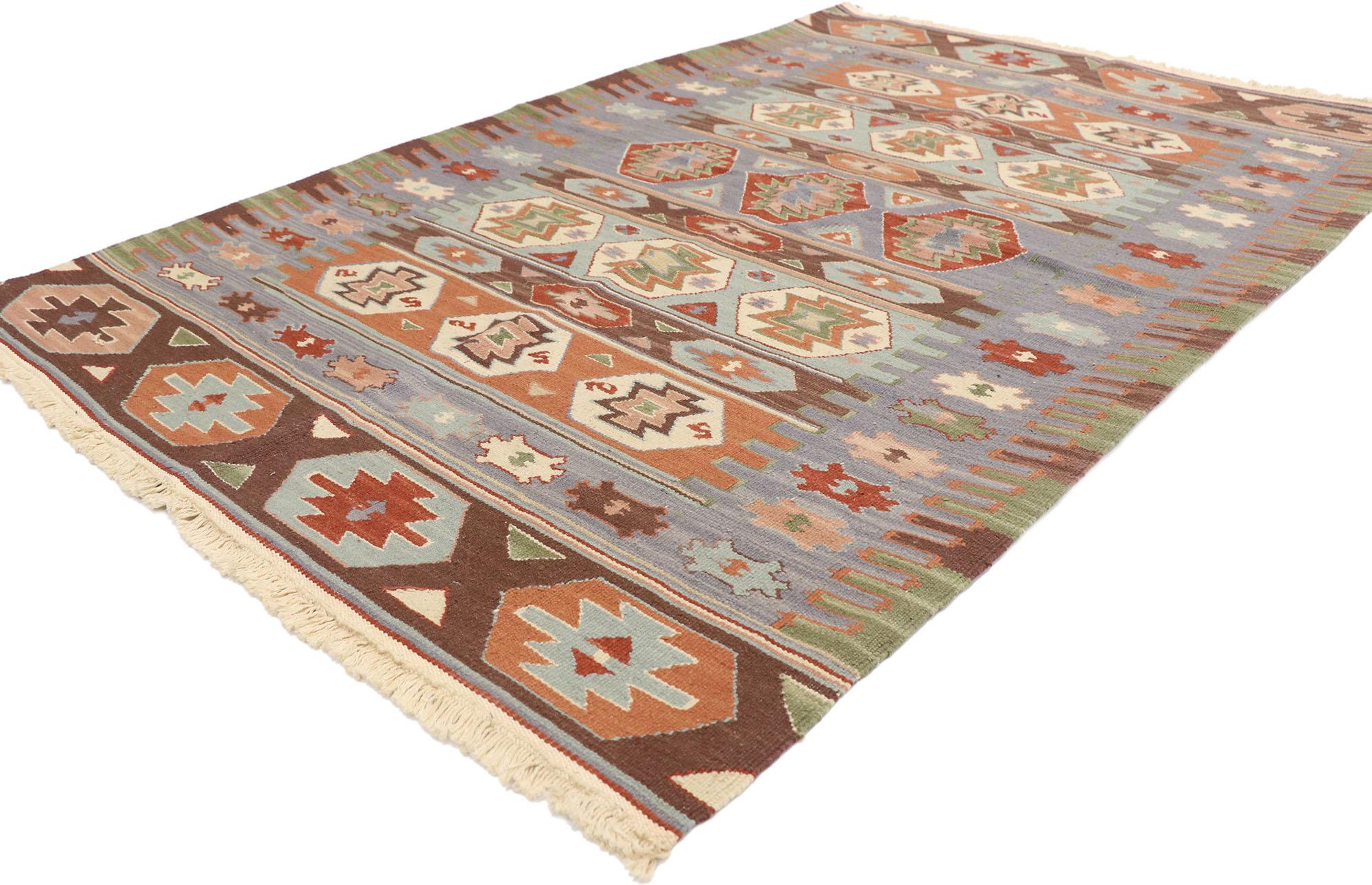 77992 Tappeto persiano vintage Shiraz Kilim, 03'08 x 05'07. Ricco di piccoli dettagli e di un design espressivo e audace, combinato con colori vivaci e stile tribale, questo tappeto kilim persiano vintage in lana tessuto a mano è una visione