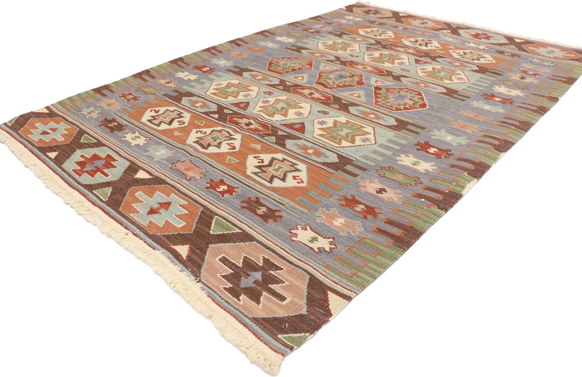 77988 Tappeto persiano vintage Shiraz Kilim, 03'08 x 05'07. Ricco di piccoli dettagli e di un design espressivo e audace, combinato con colori vivaci e stile tribale, questo tappeto kilim persiano vintage in lana tessuto a mano è una visione
