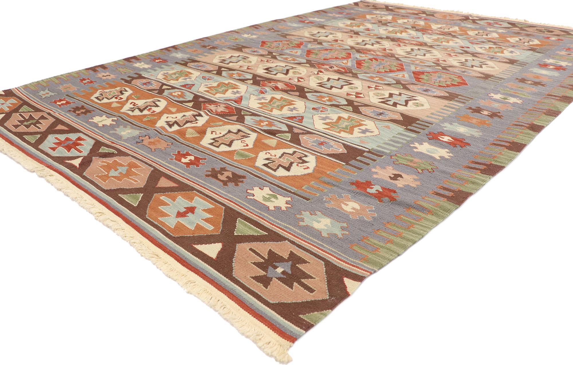 77952 Tappeto persiano vintage Shiraz Kilim, 05'08 x 08'06. Ricco di piccoli dettagli e di un design espressivo e audace, combinato con colori contrastanti e stile tribale, questo tappeto kilim persiano vintage in lana tessuto a mano è una visione