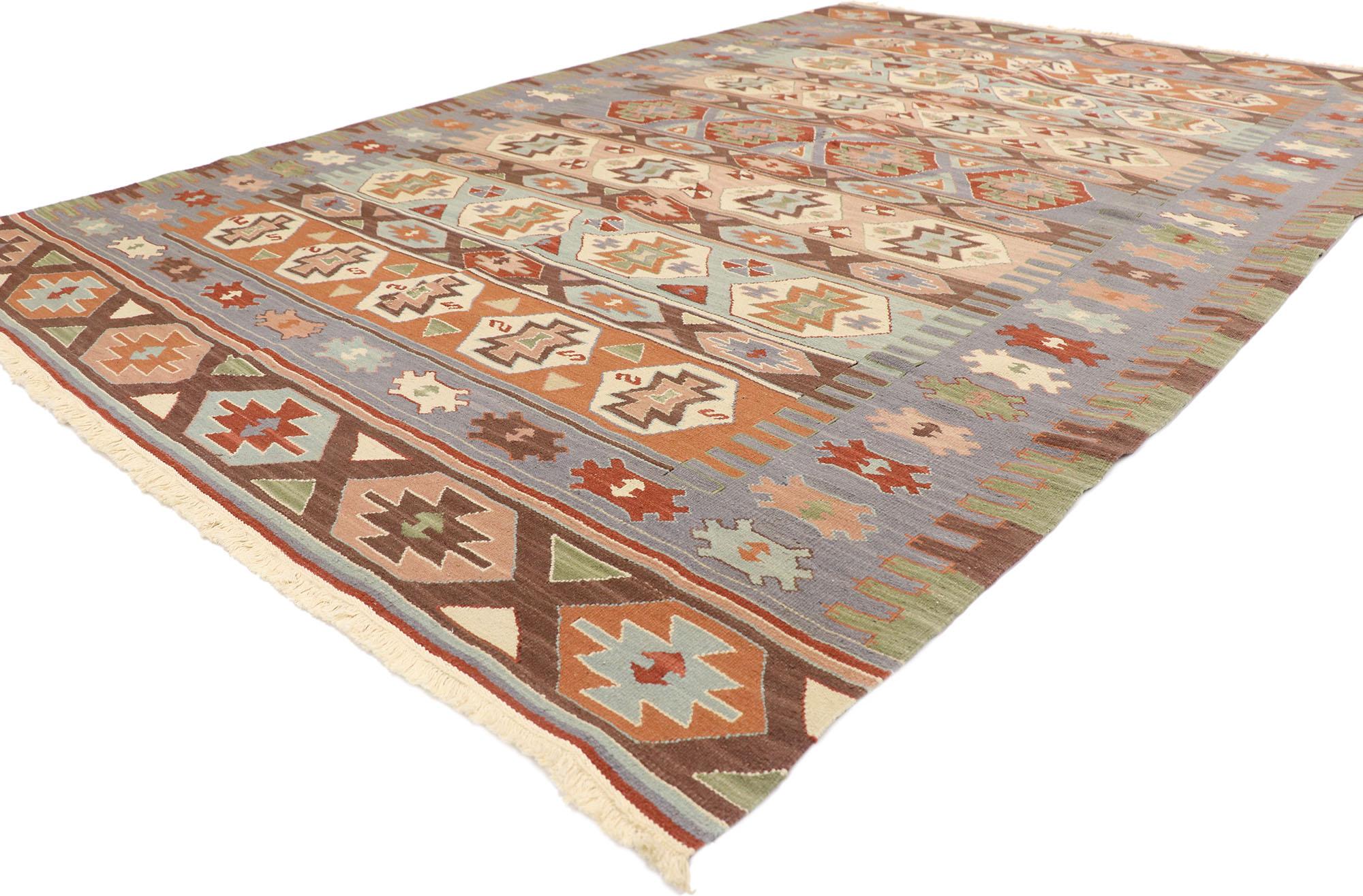 77949 Vintage Persian Shiraz Kilim Rug, 05'09 x 08'07. Voller winziger Details und einem kühnen, ausdrucksstarken Design, kombiniert mit kontrastreichen Farben und Stammesstil, ist dieser handgewebte persische Shiraz-Kilim-Teppich aus Wolle im