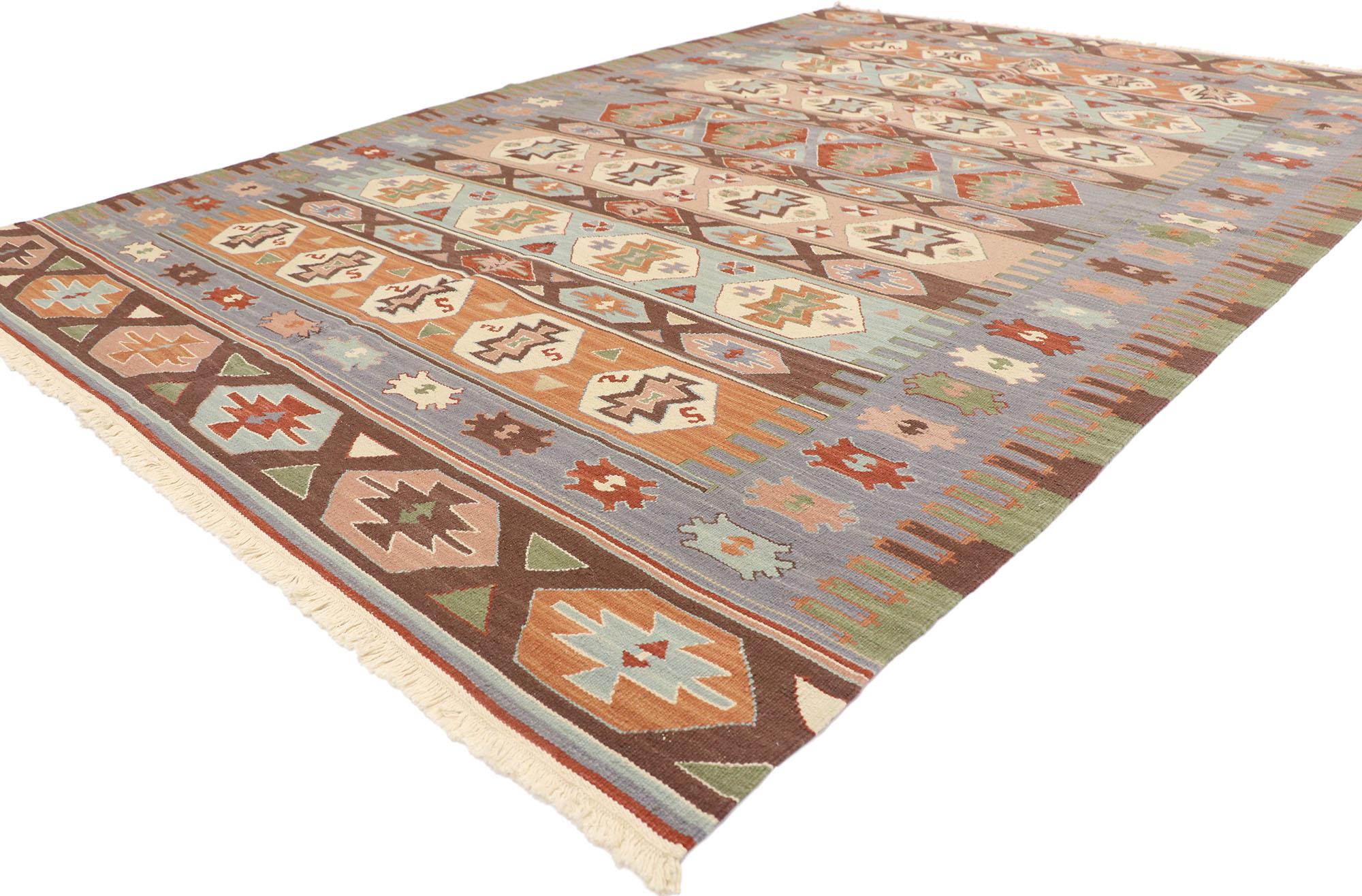 77946 Vintage Persian Shiraz Kilim Rug, 05'09 x 08'05. Voller winziger Details und einem kühnen, ausdrucksstarken Design, kombiniert mit kontrastreichen Farben und Stammesstil, ist dieser handgewebte persische Shiraz-Kilim-Teppich aus Wolle im