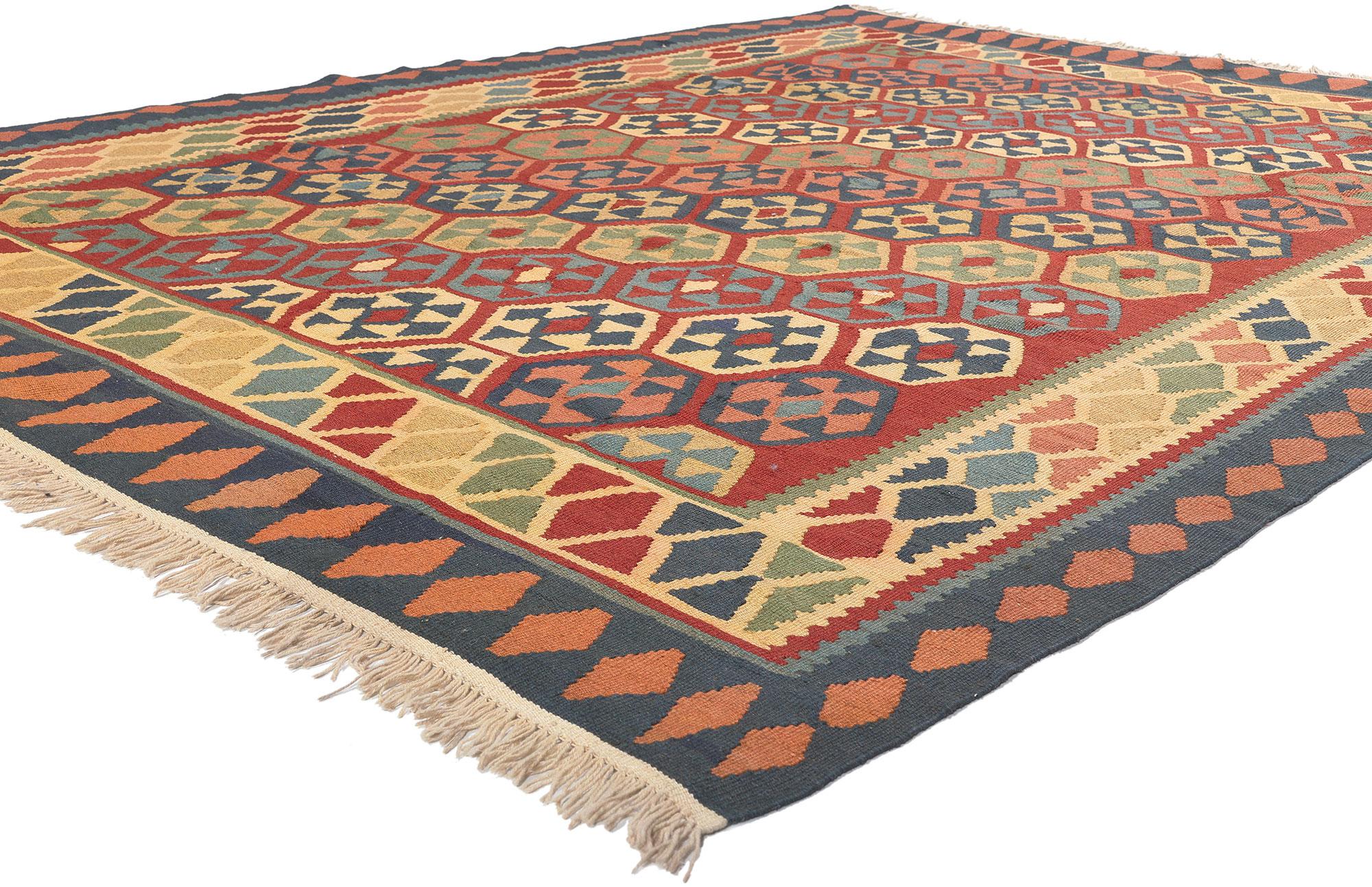 61232 Vintage Persian Shiraz Kilim Rug, 06'08 x 09'00. Questo tappeto kilim persiano d'epoca in lana, tessuto a mano, è un'ipnotizzante tavola di precisione geometrica e simbolismo culturale. Il motivo centrale è composto da esagoni intrecciati,