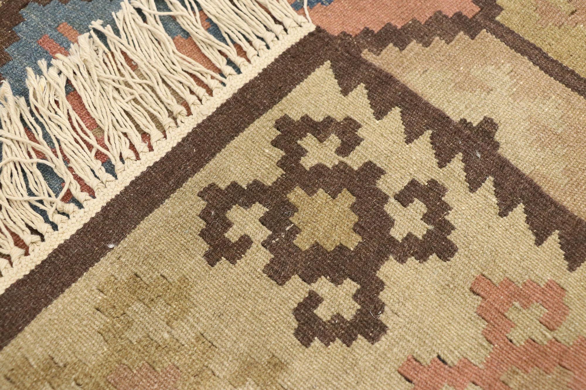 Handwoven Vintage Persian Shiraz Flatweave Carpet In Good Condition For Sale In Dallas, TX