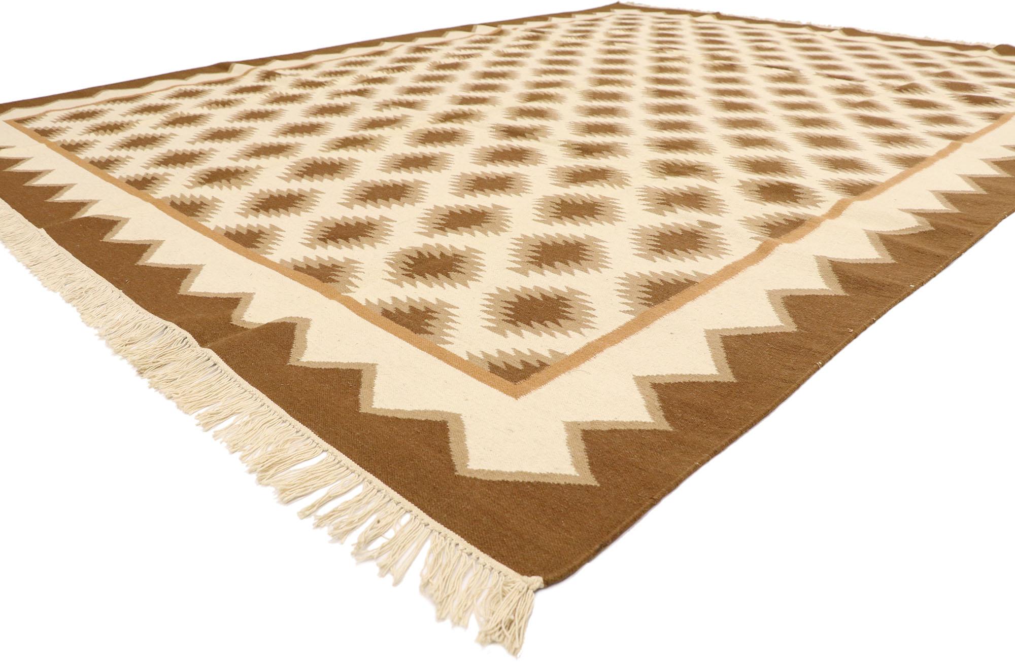 77964 Rumänischer Kelim-Teppich im modernen Stil der Jahrhundertmitte 09'01 x 12'00. Dieser handgewebte rumänische Kelimteppich aus Wolle ist warm und einladend und zeichnet sich durch ein sich überall wiederholendes geometrisches Muster aus. In