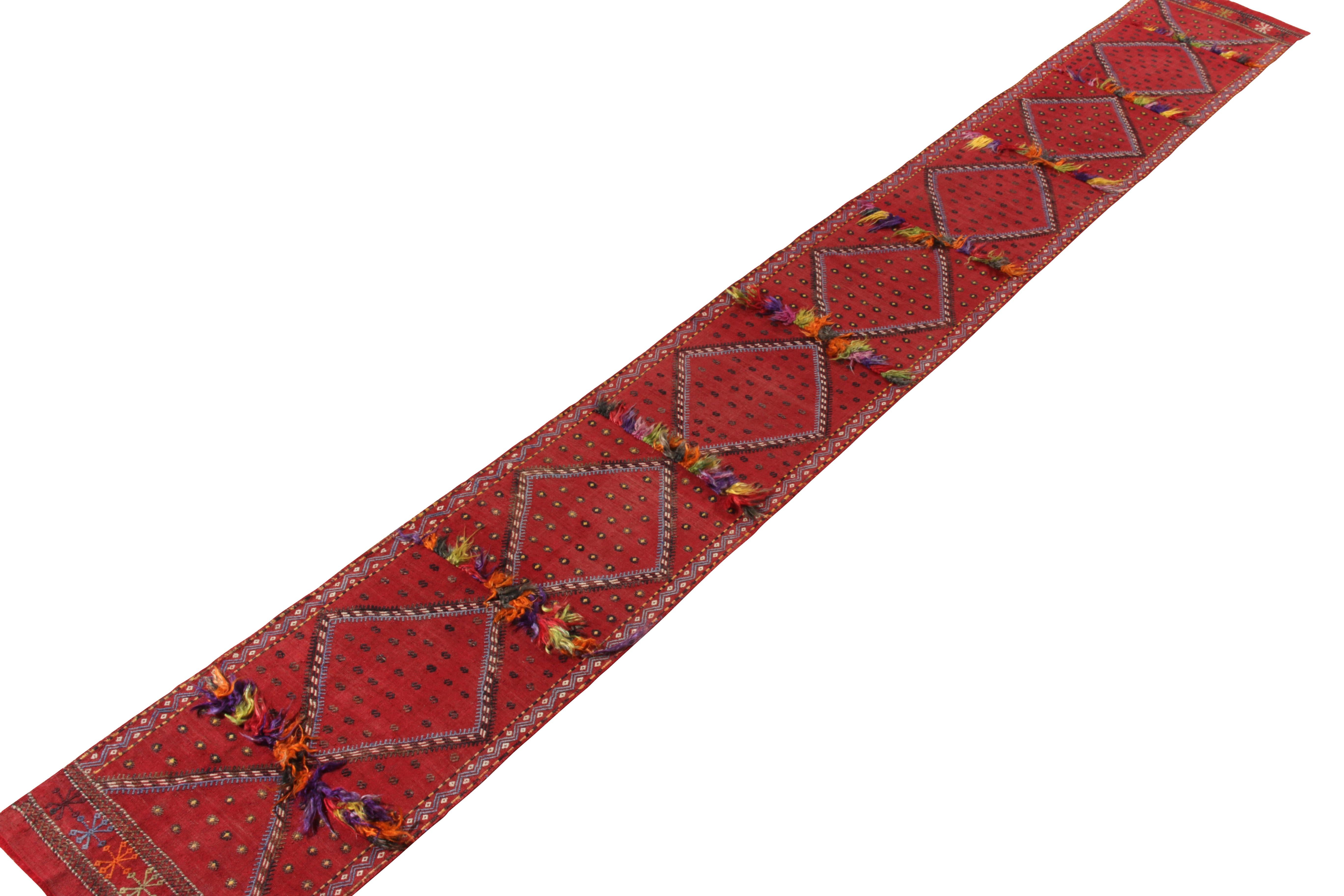 Handgewebter handgewebter Vintage-Kelim-Läufer in Rot, Schwarz mit geometrischem Muster von Teppich & Kelim (Stammeskunst) im Angebot