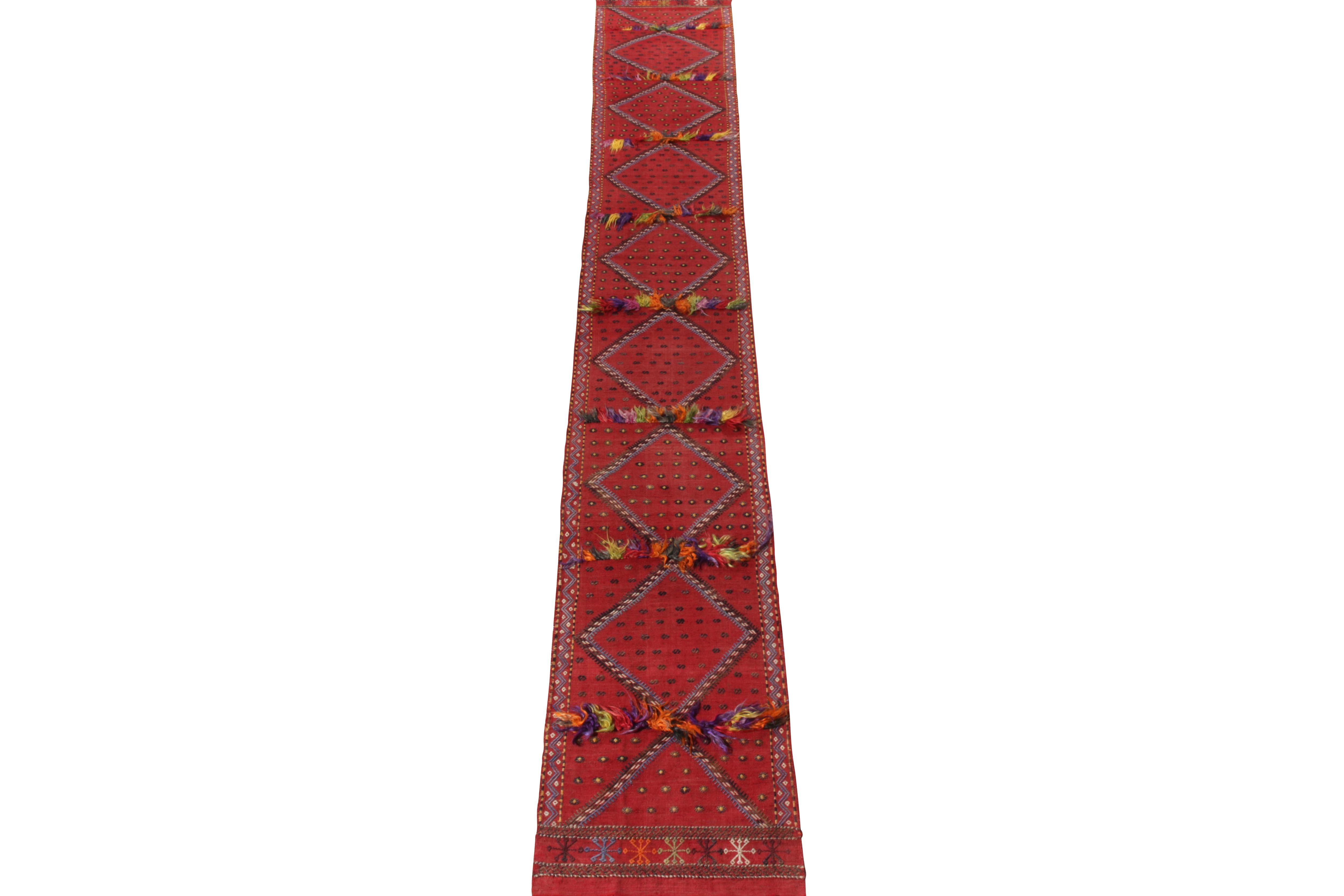 Handgewebter Sivas Kelim-Läufer im Vintage-Stil in Rot, Schwarz mit geometrischem Muster (Moderne) im Angebot
