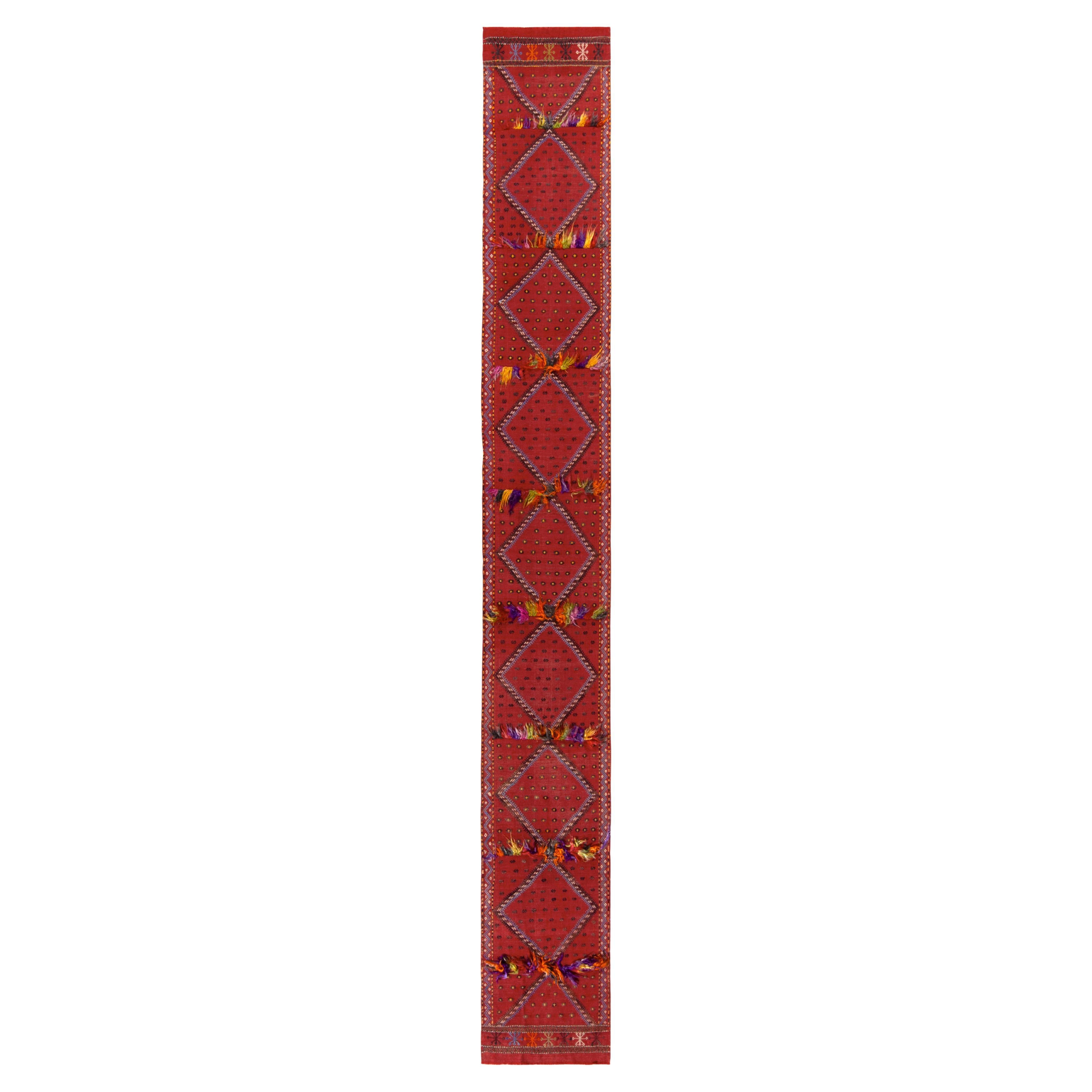 Handgewebter handgewebter Vintage-Kelim-Läufer in Rot, Schwarz mit geometrischem Muster von Teppich & Kelim
