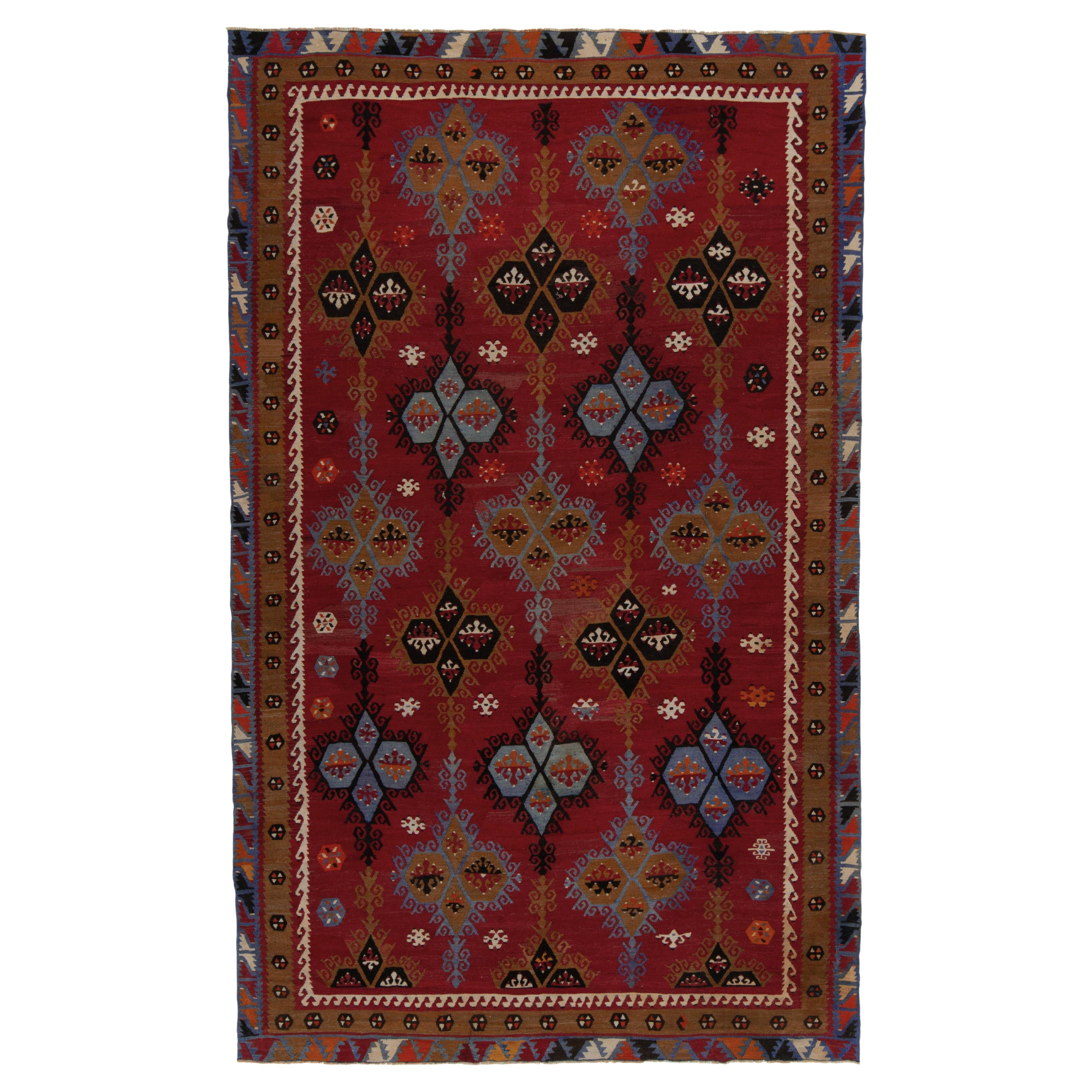 Tapis Kilim tribal vintage tissé à la main à motifs géométriques rouges et bleus par Rug & Kilim
