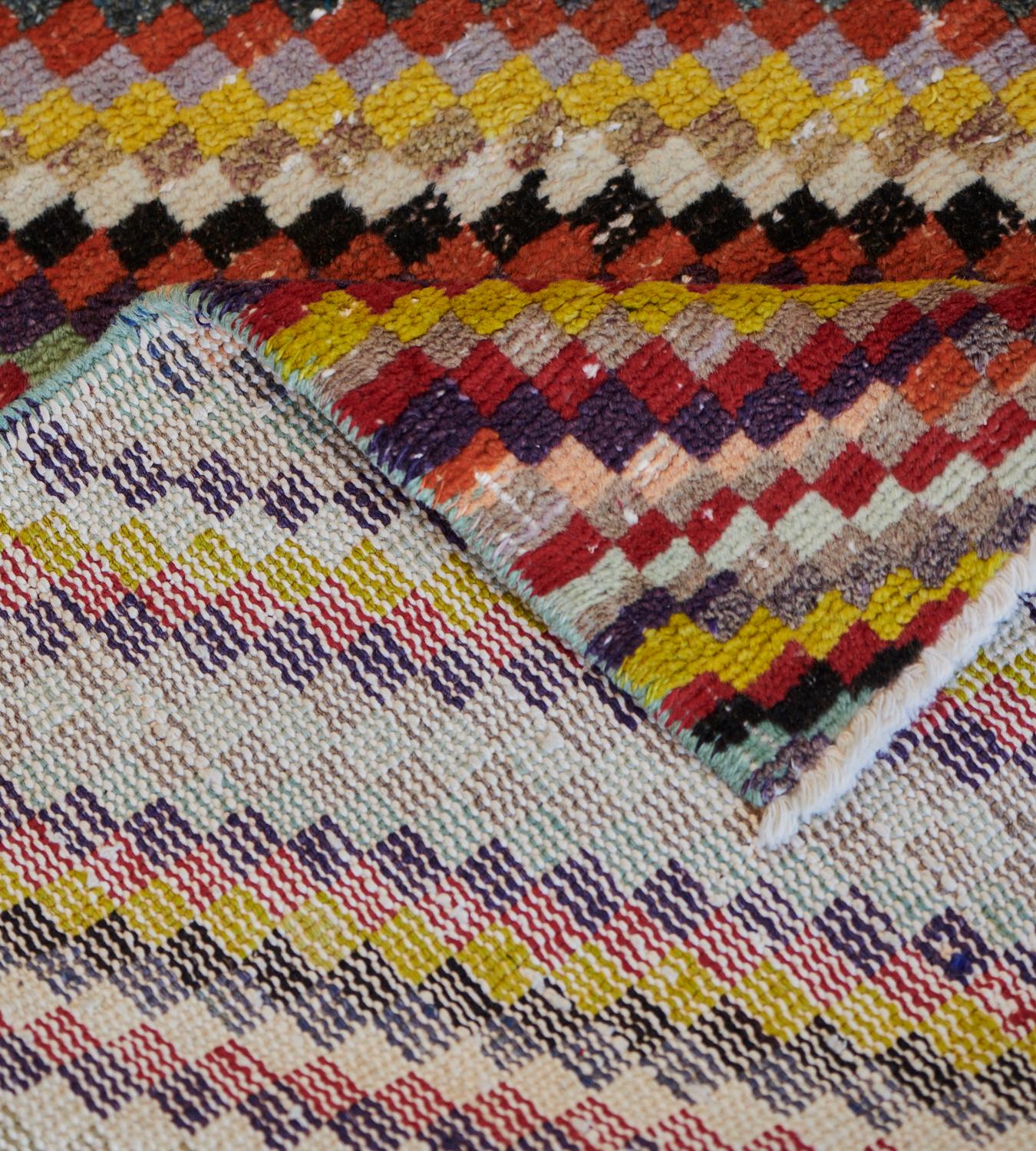 Handgewebter türkischer Deko-Teppich im Vintage-Stil im Zustand „Relativ gut“ im Angebot in West Hollywood, CA