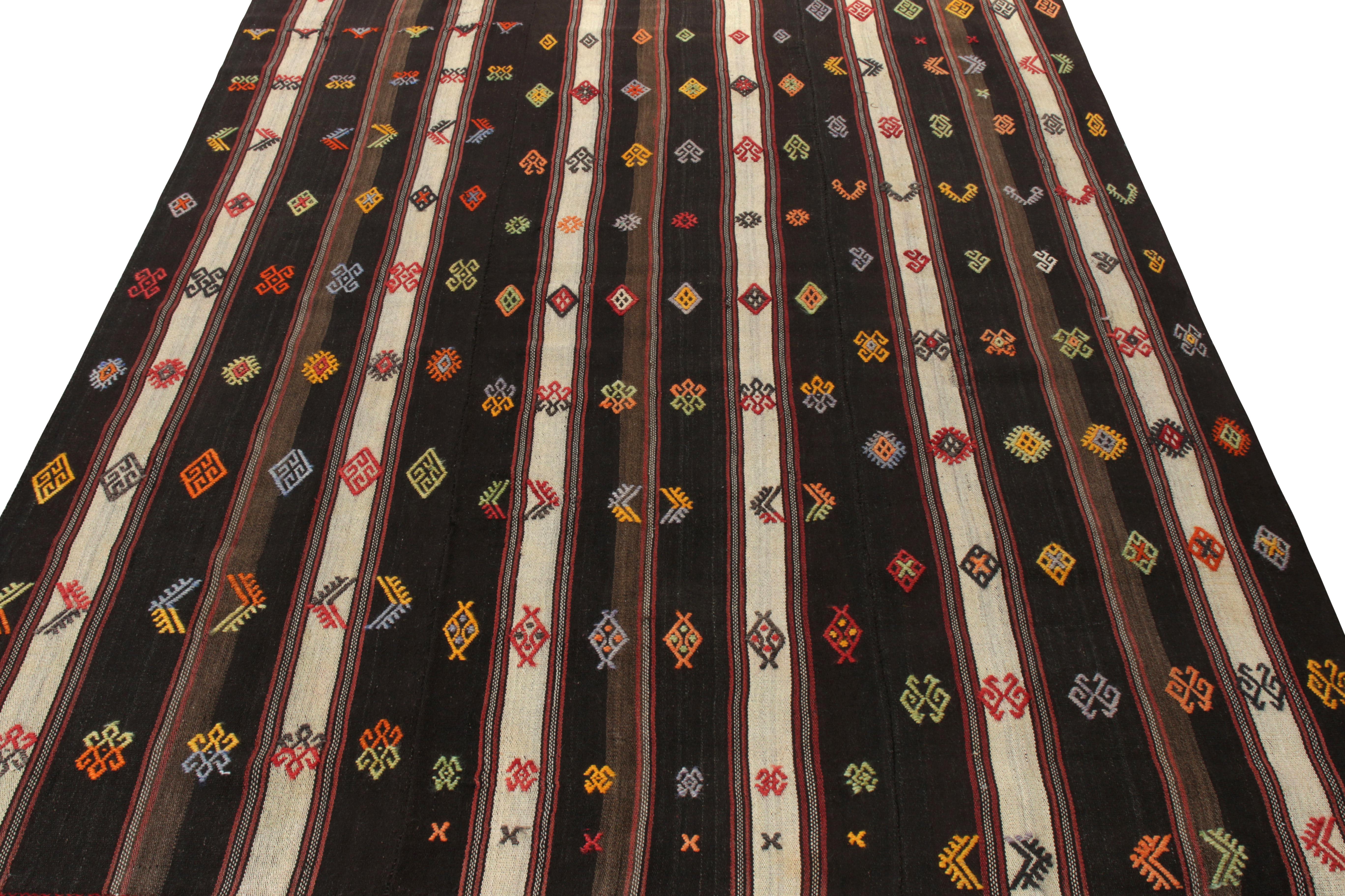 Un tapis Kilim vintage 6x8 tissé en Turquie vers 1970-1980 entrant dans la collection Kilim & Flatweave de Rug & Kilim. Ce style distinctif est tissé dans deux panneaux de laine ensemble avec une sensibilité texturale haute et basse appréciable. Le