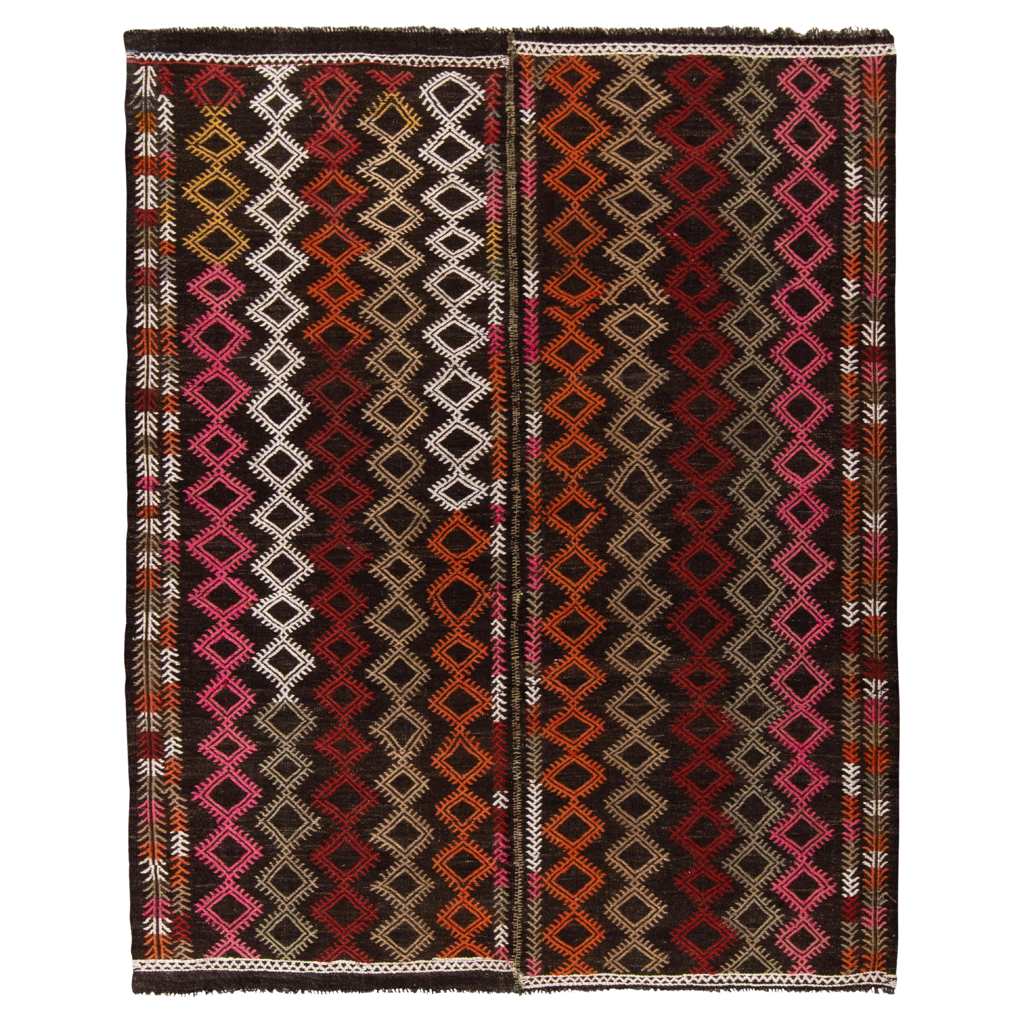 Tapis Kilim vintage tissé à la main en marron à motif géométrique multicolore par Rug & Kilim