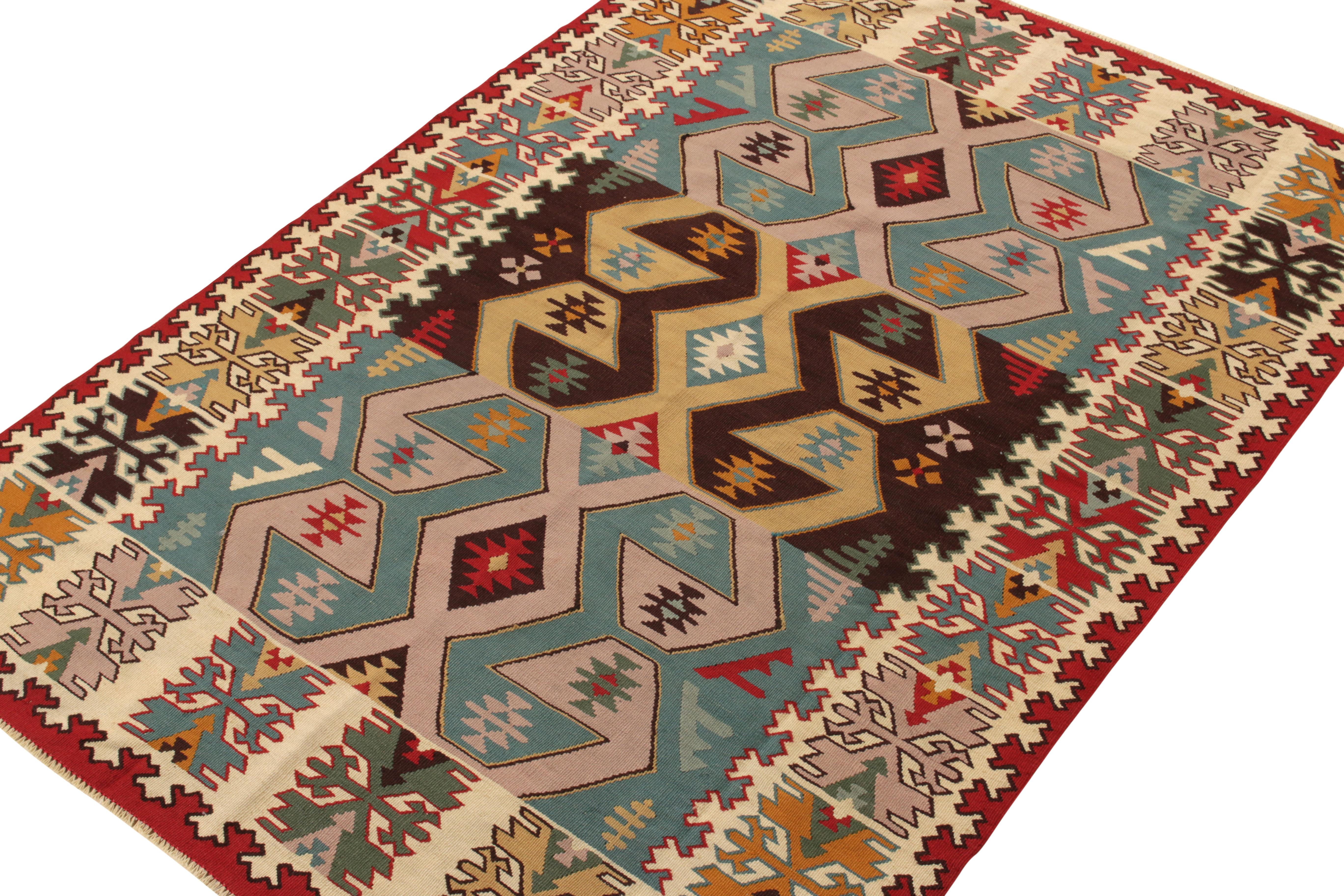 Türkischer Kelim-Teppich im Vintage-Stil mit mehrfarbigem, geometrischem Stammesmuster von Teppich & Kelim (Stammeskunst) im Angebot