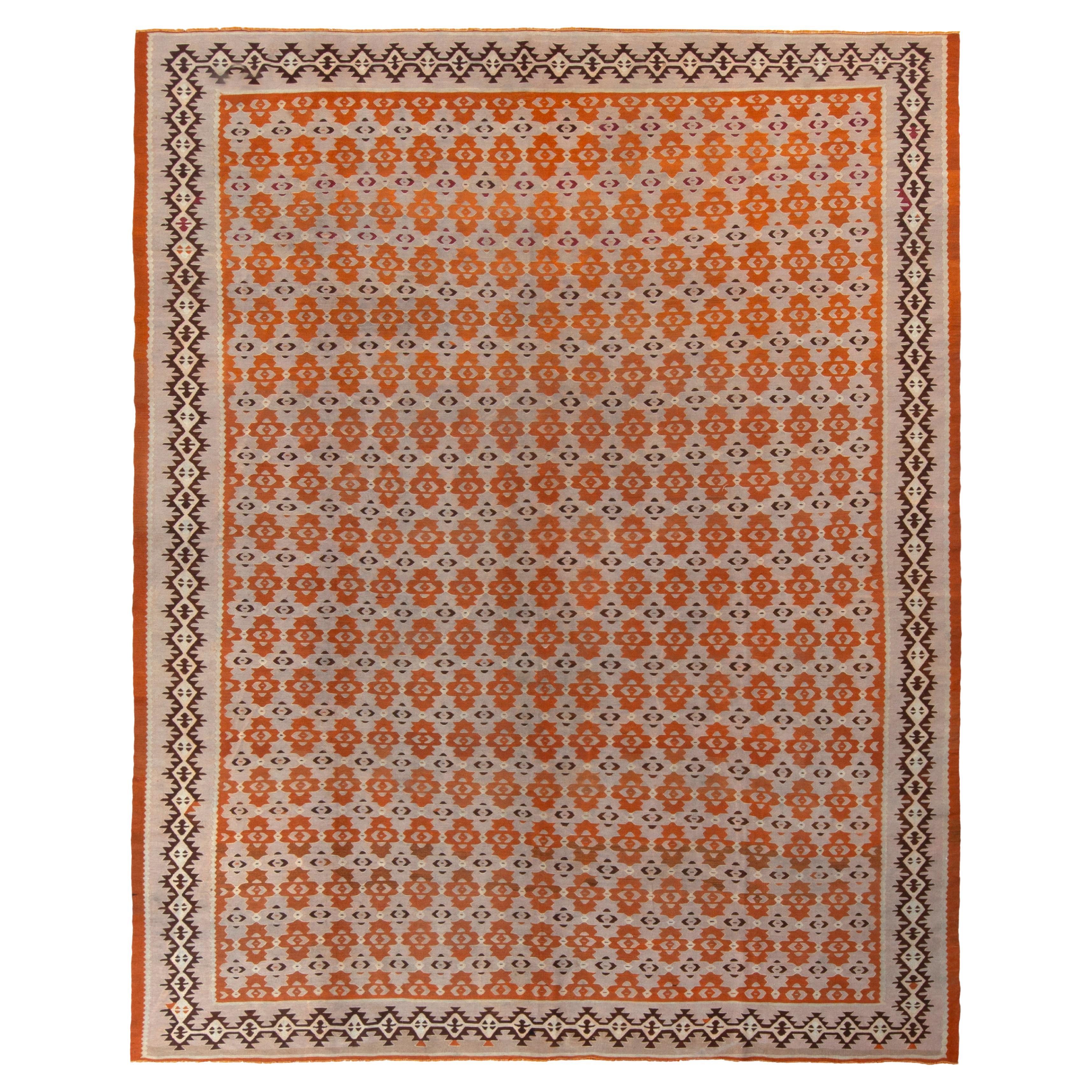 Tapis Kilim vintage tissé à la main en rose et marron à motif géométrique par Rug & Kilim