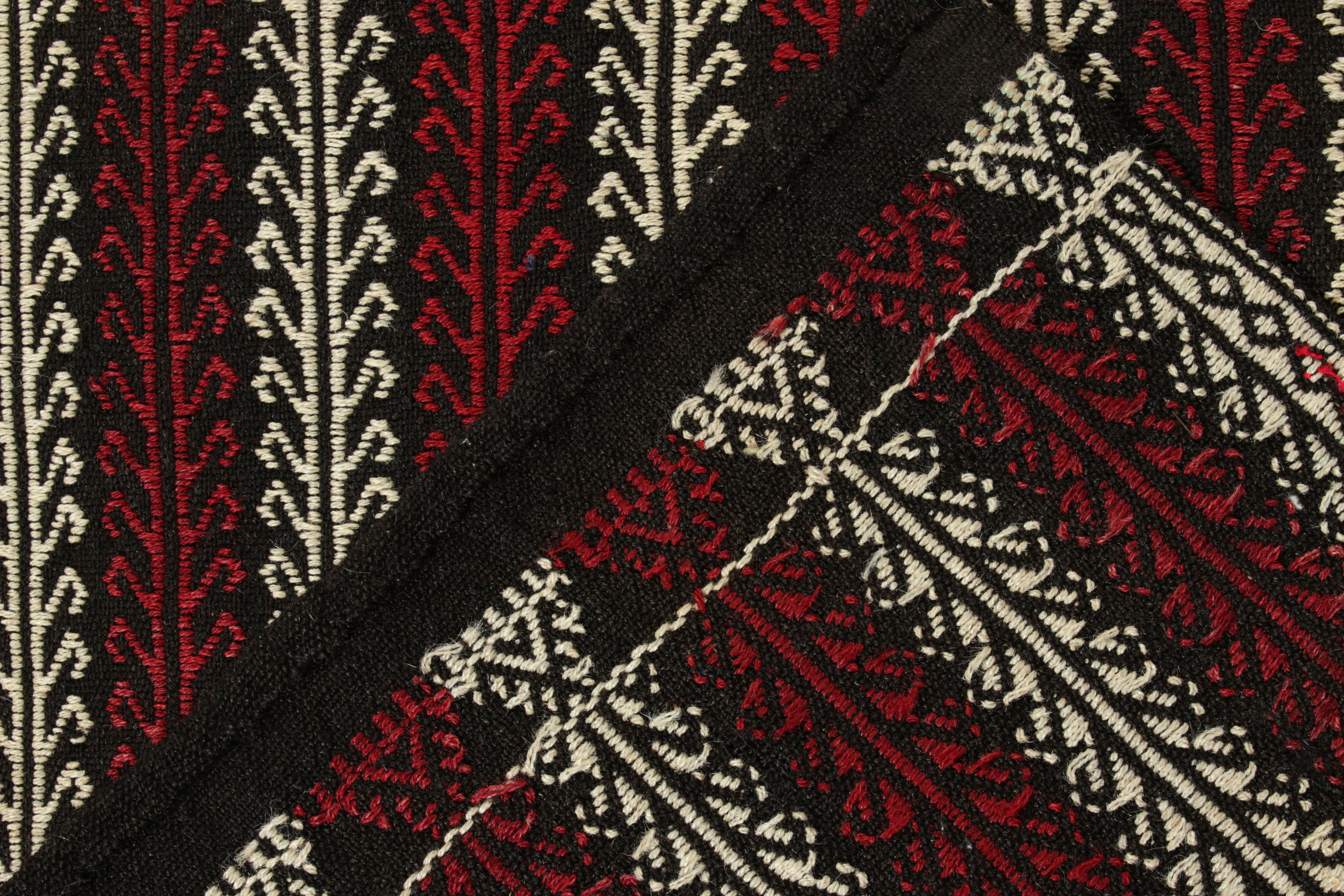 Tapis de couloir Kilim turc vintage à rayures brodées noires et blanches par Rug & Kilim Bon état - En vente à Long Island City, NY