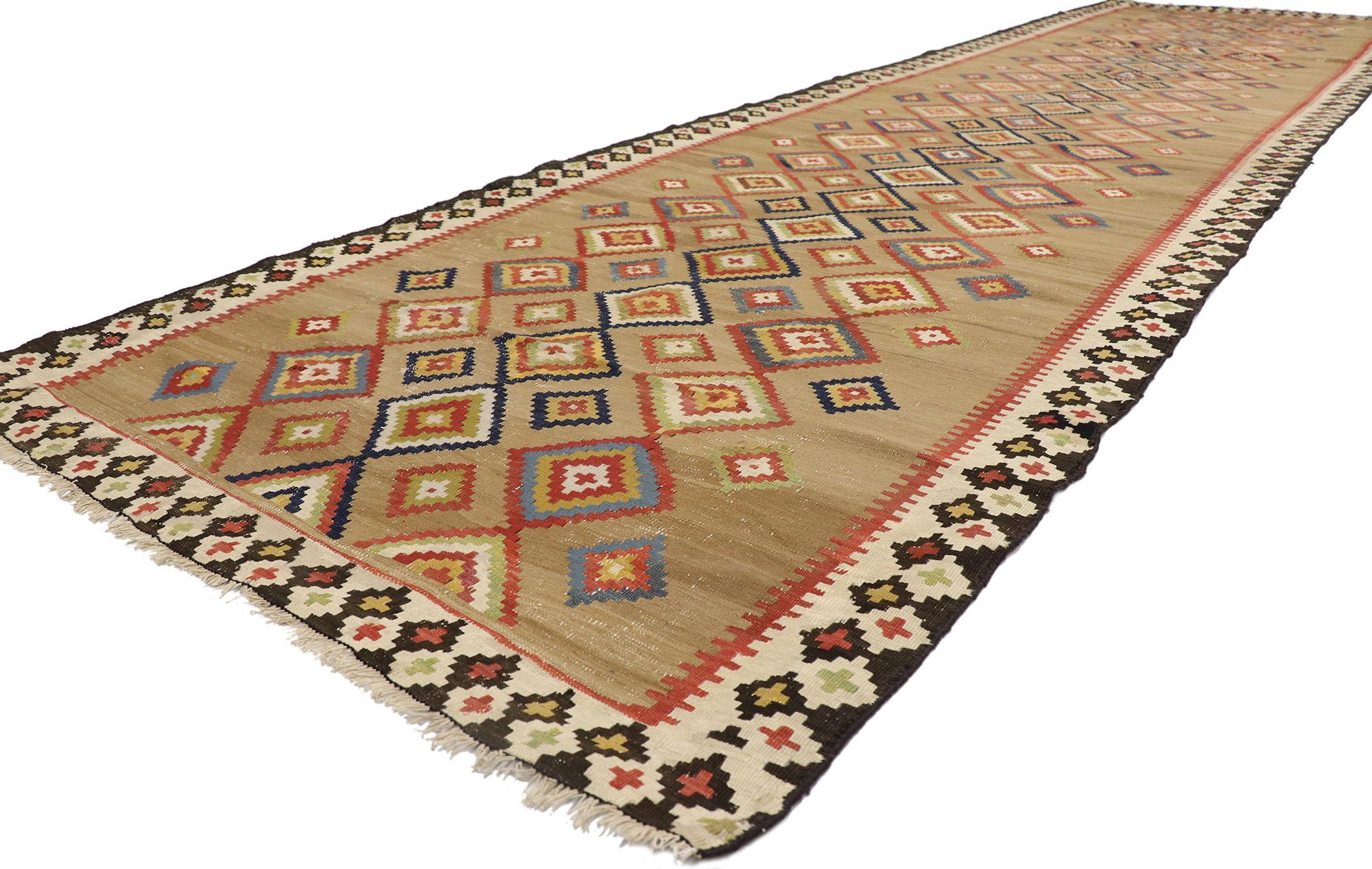 78016 Türkischer Vintage-Kilim-Teppich, 04'02 x 15'00.

Dieser handgewebte türkische Kelimteppich aus Wolle ist eine faszinierende Verkörperung gewebter Schönheit, die zum Verweilen einlädt. Das abgewetzte braune Feld enthüllt eine bezaubernde