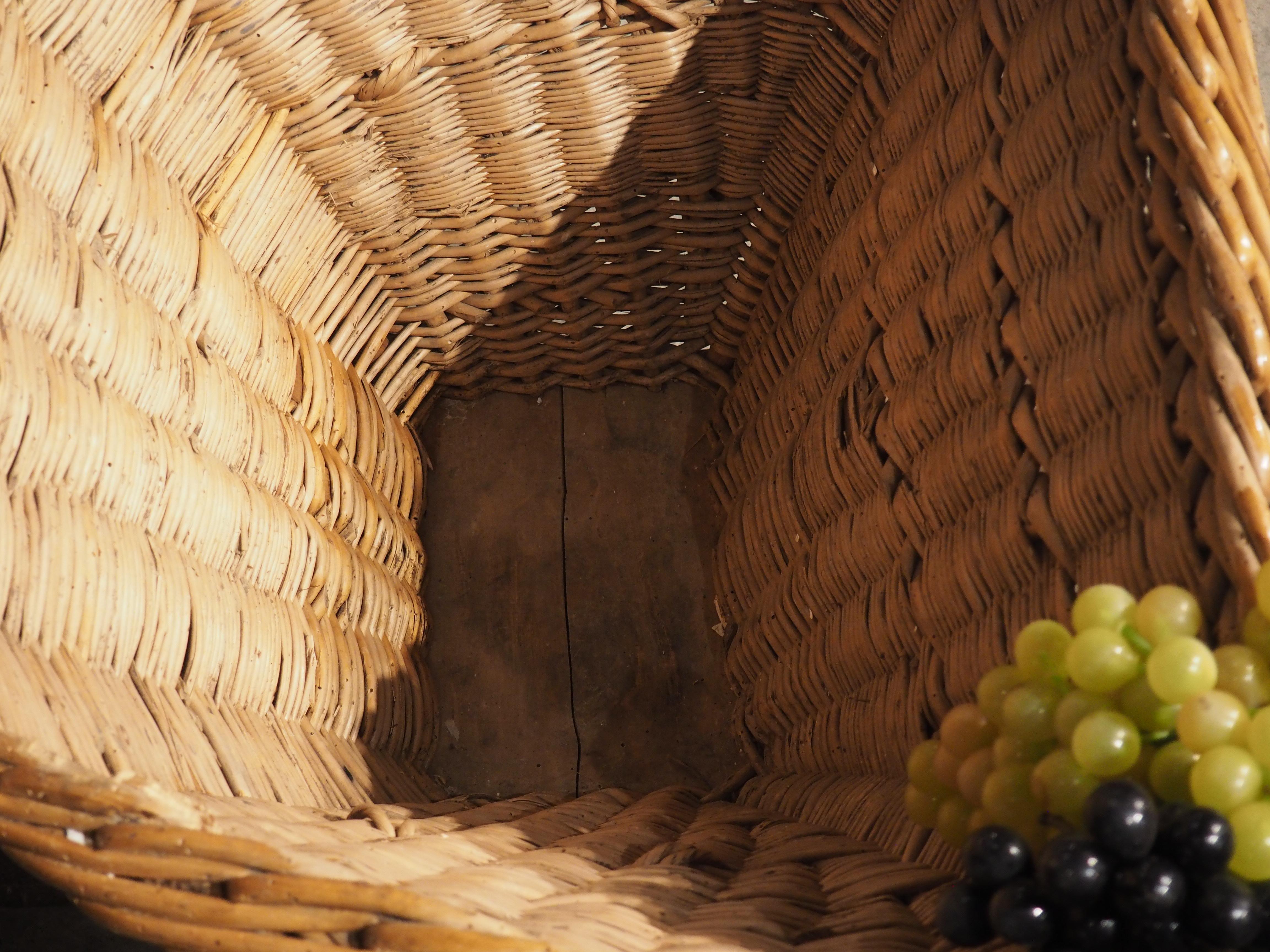 Handwoven Wine Grape Harvesting Basket from Beaune France, circa 1890 In Good Condition In Dallas, TX