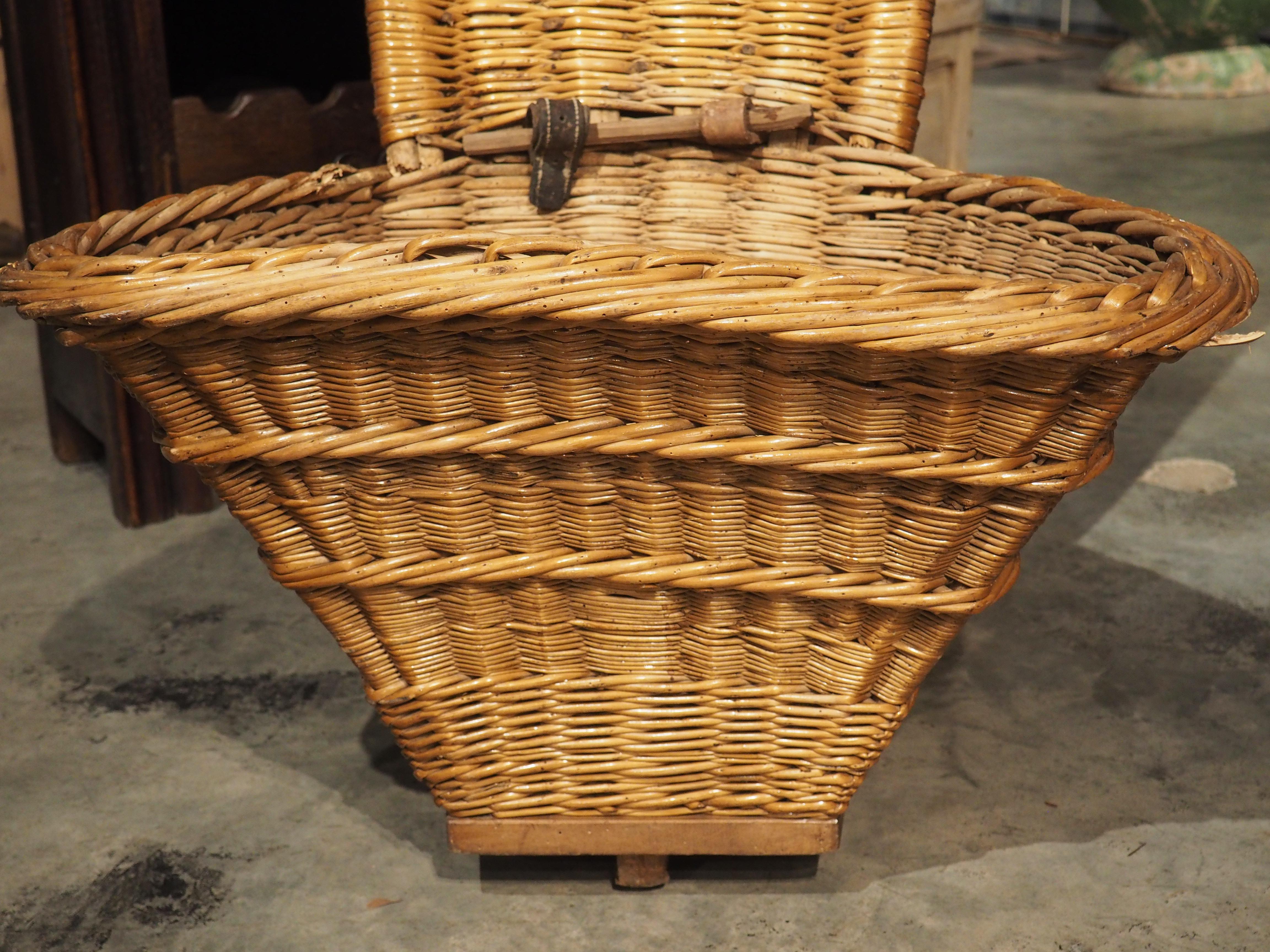 Late 19th Century Handwoven Wine Grape Harvesting Basket from Beaune France, circa 1890