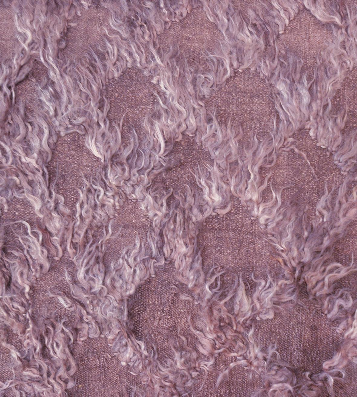 Dieser handgewebte Teppich aus der Mansour Modern-Kollektion hat ein mauvefarbenes Feld mit einem getufteten Spalier aus Mohair.