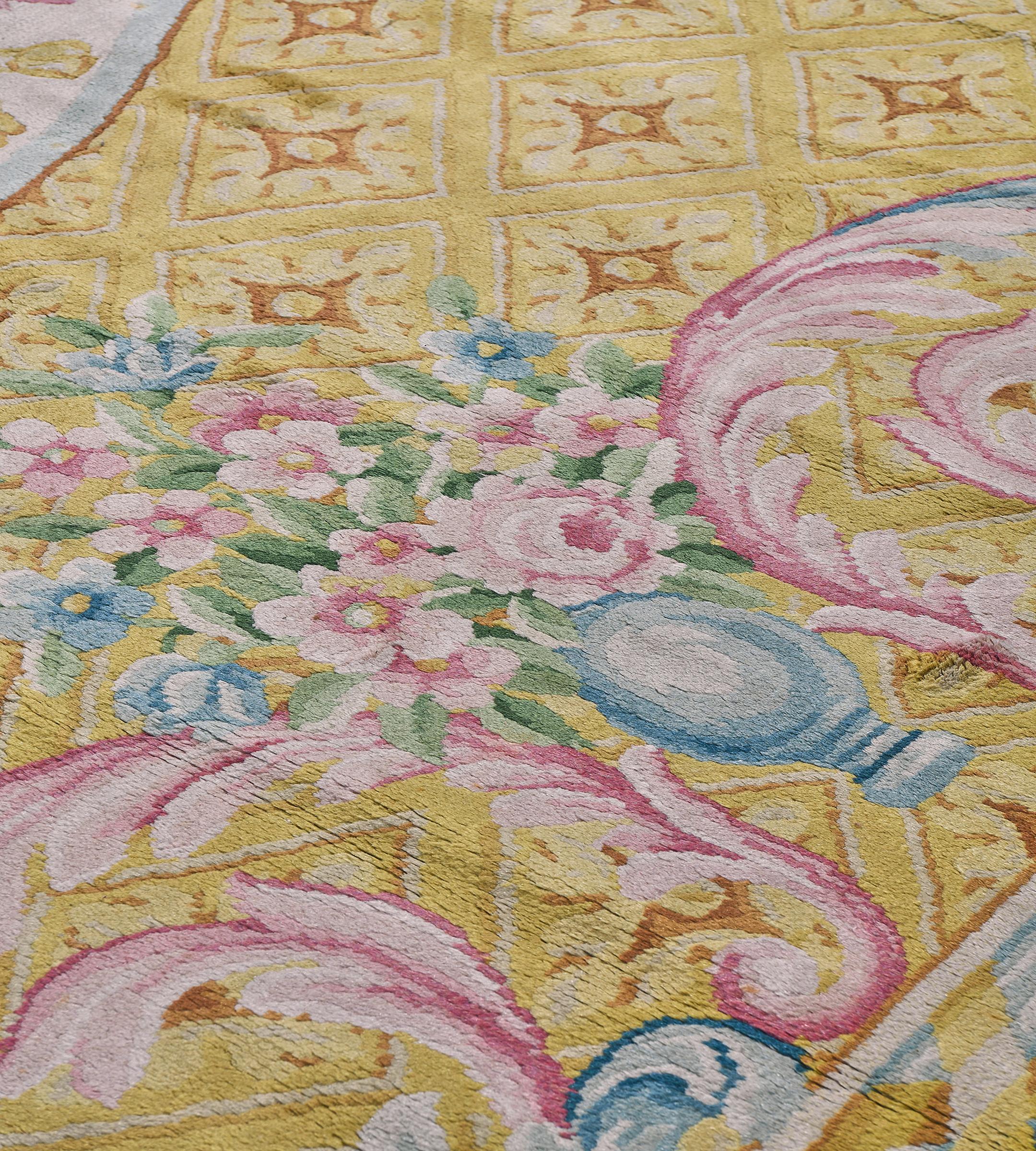 Tapis en laine tissé à la main, Antiquities Circa-1900 Jaune, Savonnerie espagnole Bon état - En vente à West Hollywood, CA