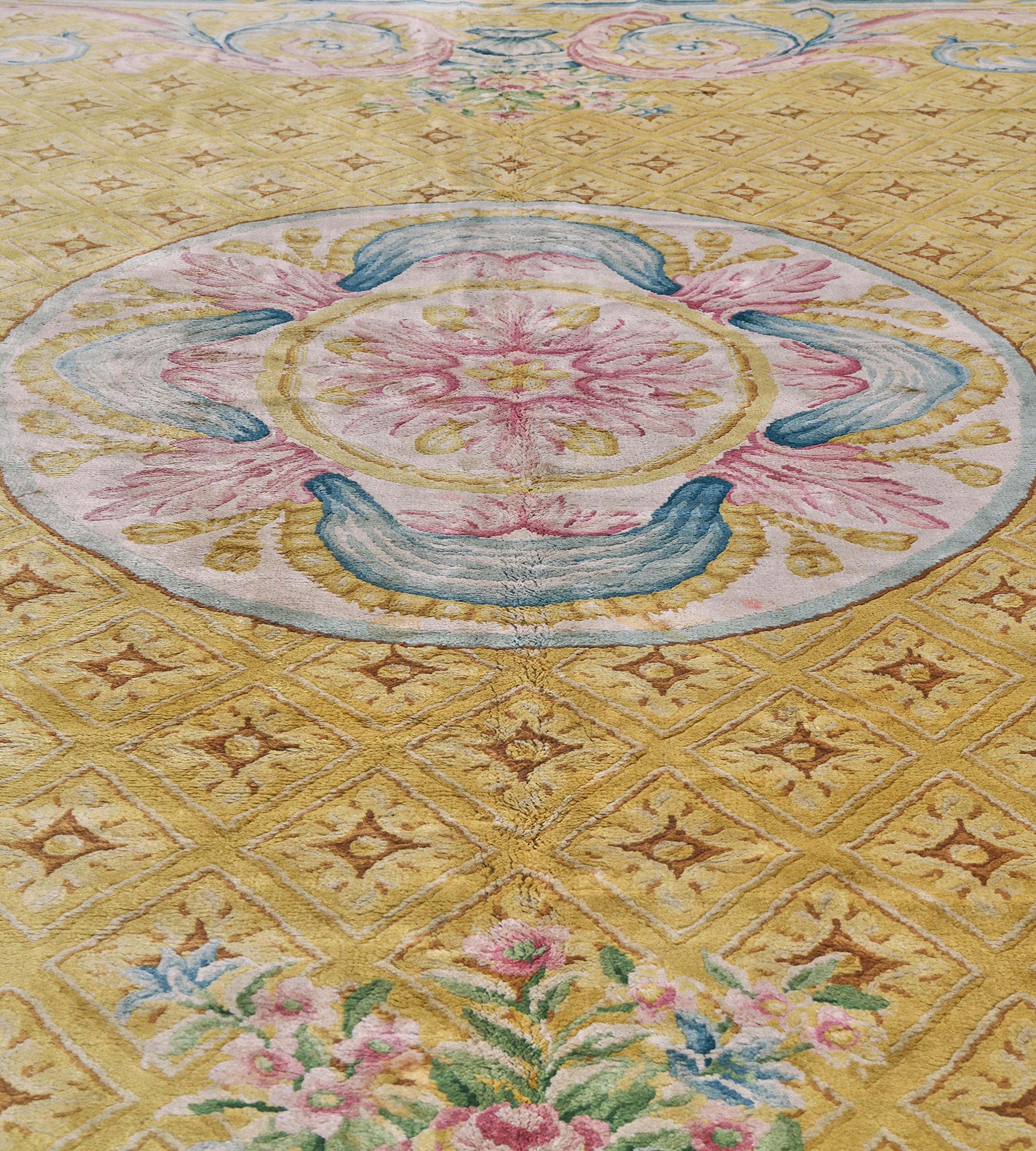 Tapis en laine tissé à la main, Antiquities Circa-1900 Jaune, Savonnerie espagnole en vente 1