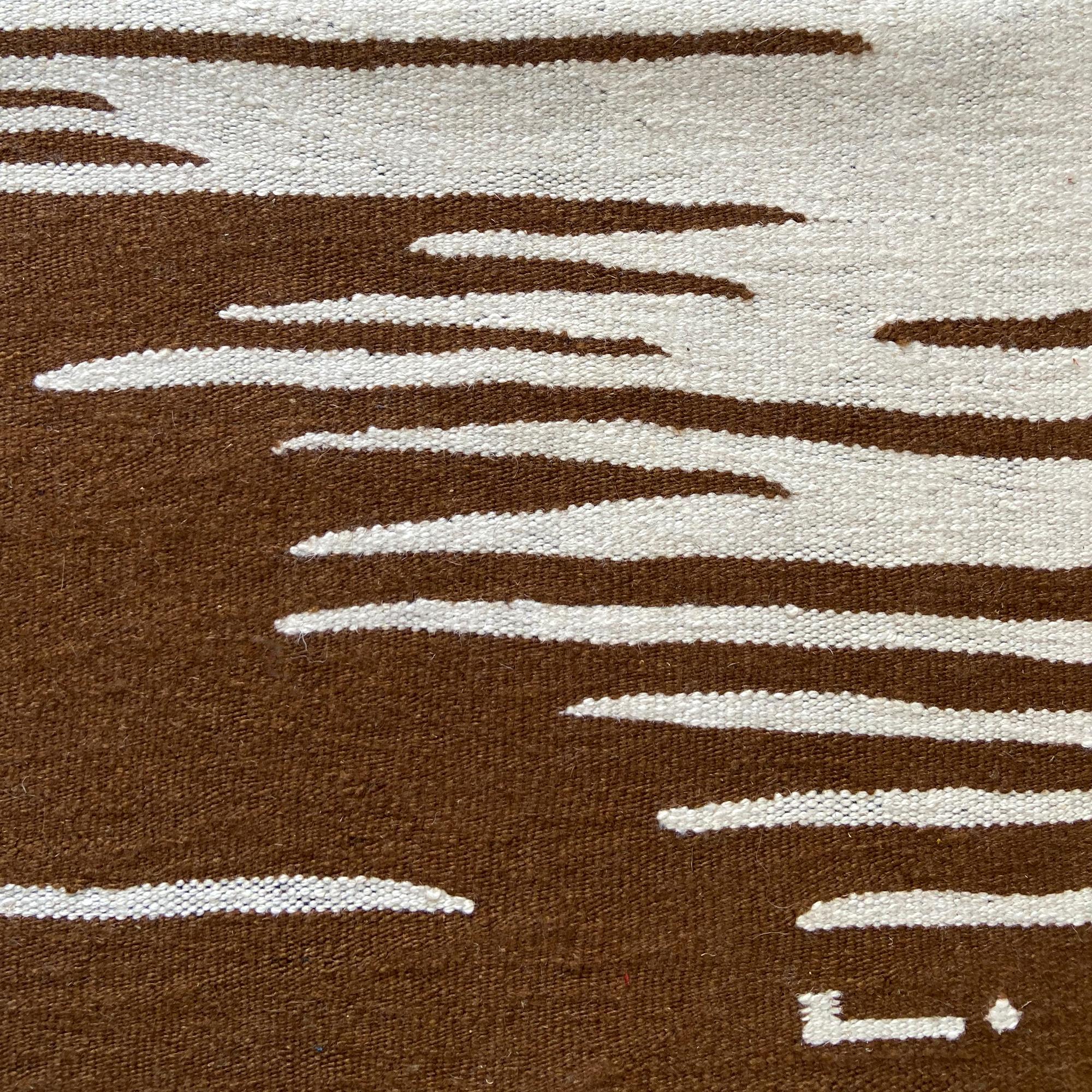 Handgewebter Kelim-Teppich Ege Nr. 3 aus Wolle, zeitgenössisch, Zimtbraun und Dune White (21. Jahrhundert und zeitgenössisch) im Angebot
