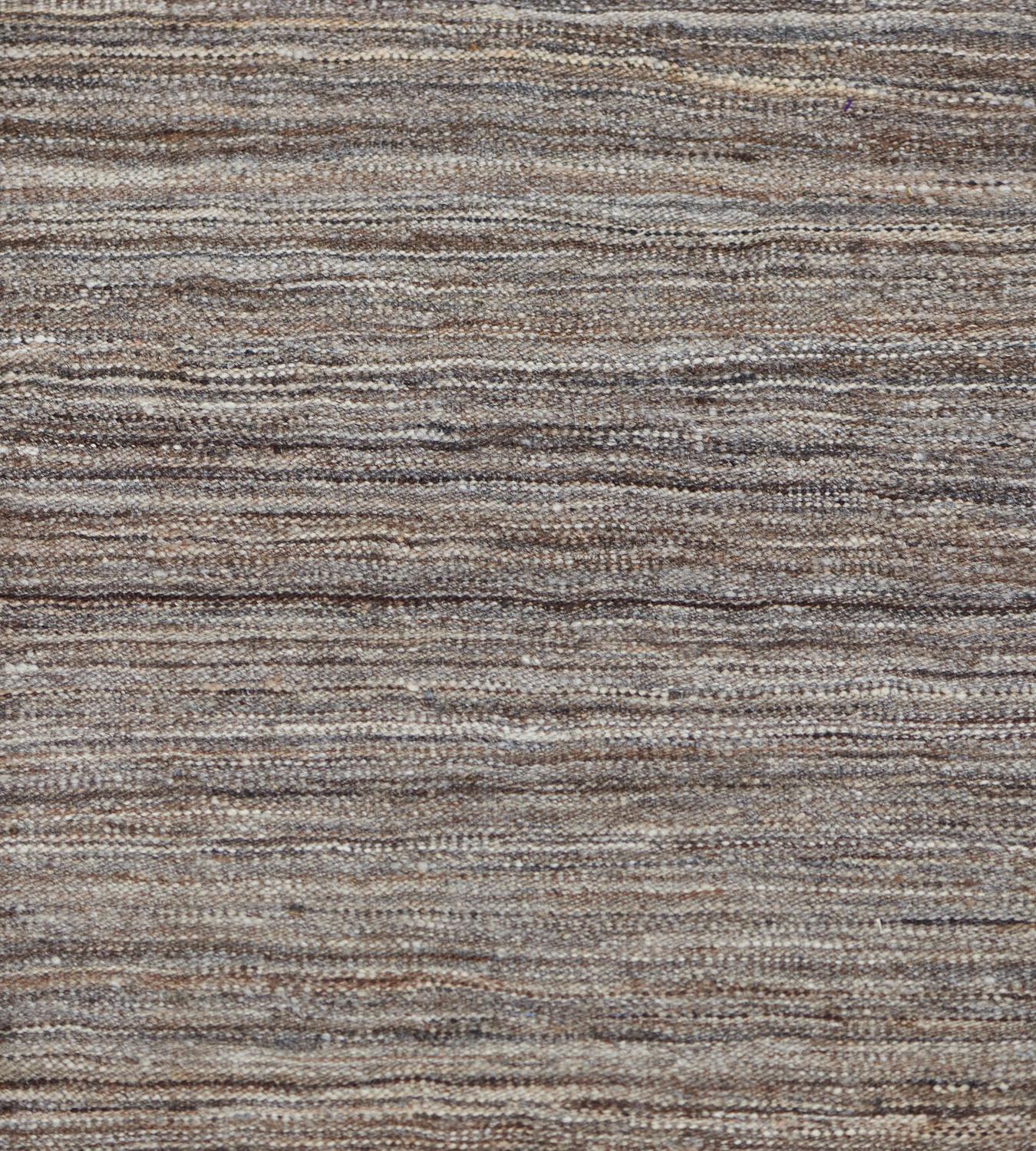 Dieser moderne Teppich im Kilim-Stil hat ein zentrales Feld mit horizontalen, schmalen Streifen in Fuchsbraun, Stahlgrau und Sandbraun.