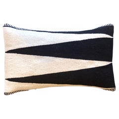 Coussin d'appoint organique moderne en laine tissée à la main en géométrie noire et blanche