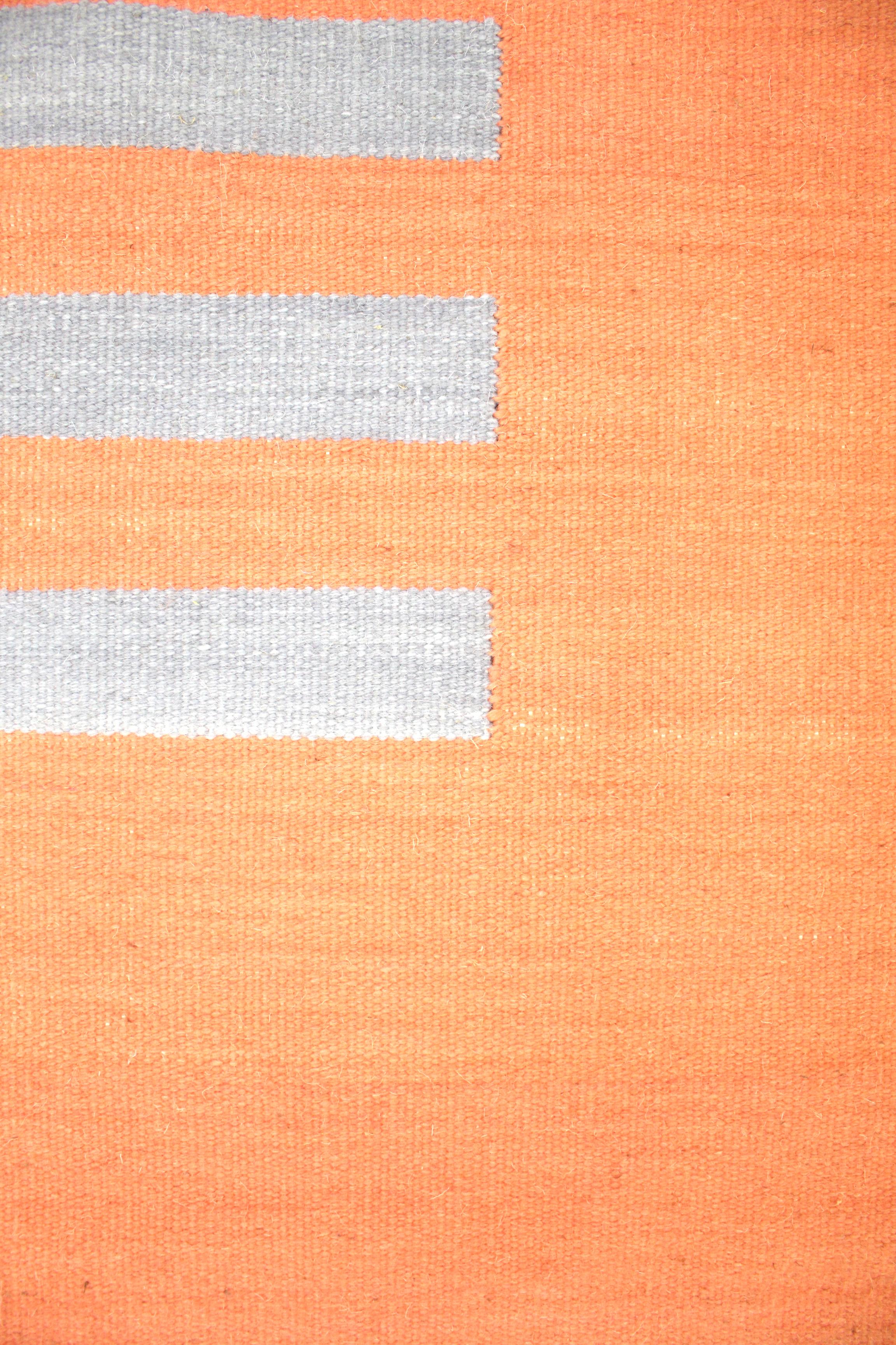 Americano Tappeto in lana intrecciata a mano / Kilim, tintura naturale, grigio e terracotta in vendita