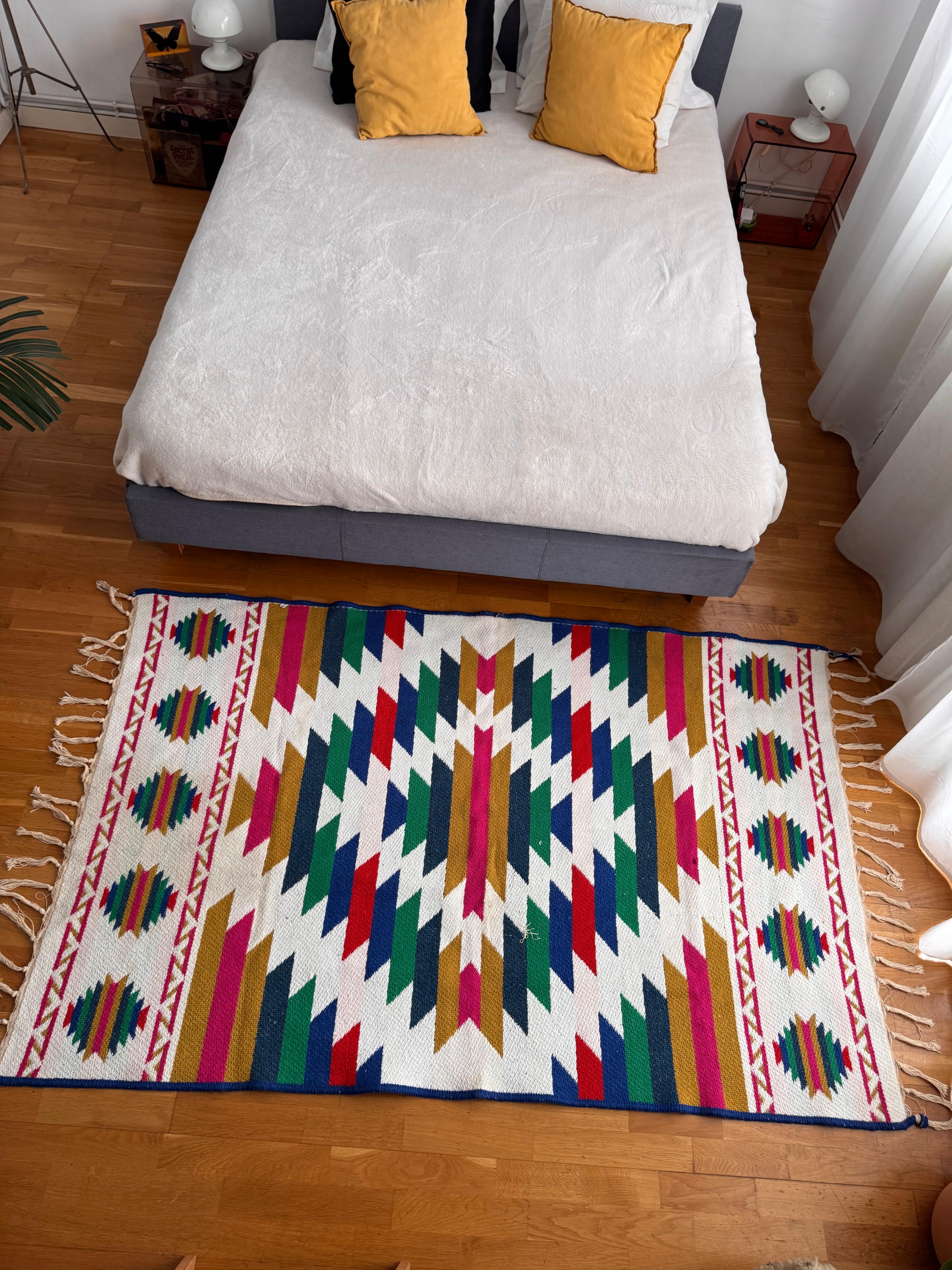 Handgewebter Wollteppich mit geometrischem Muster - Helles Multicolor-Design im Angebot 3