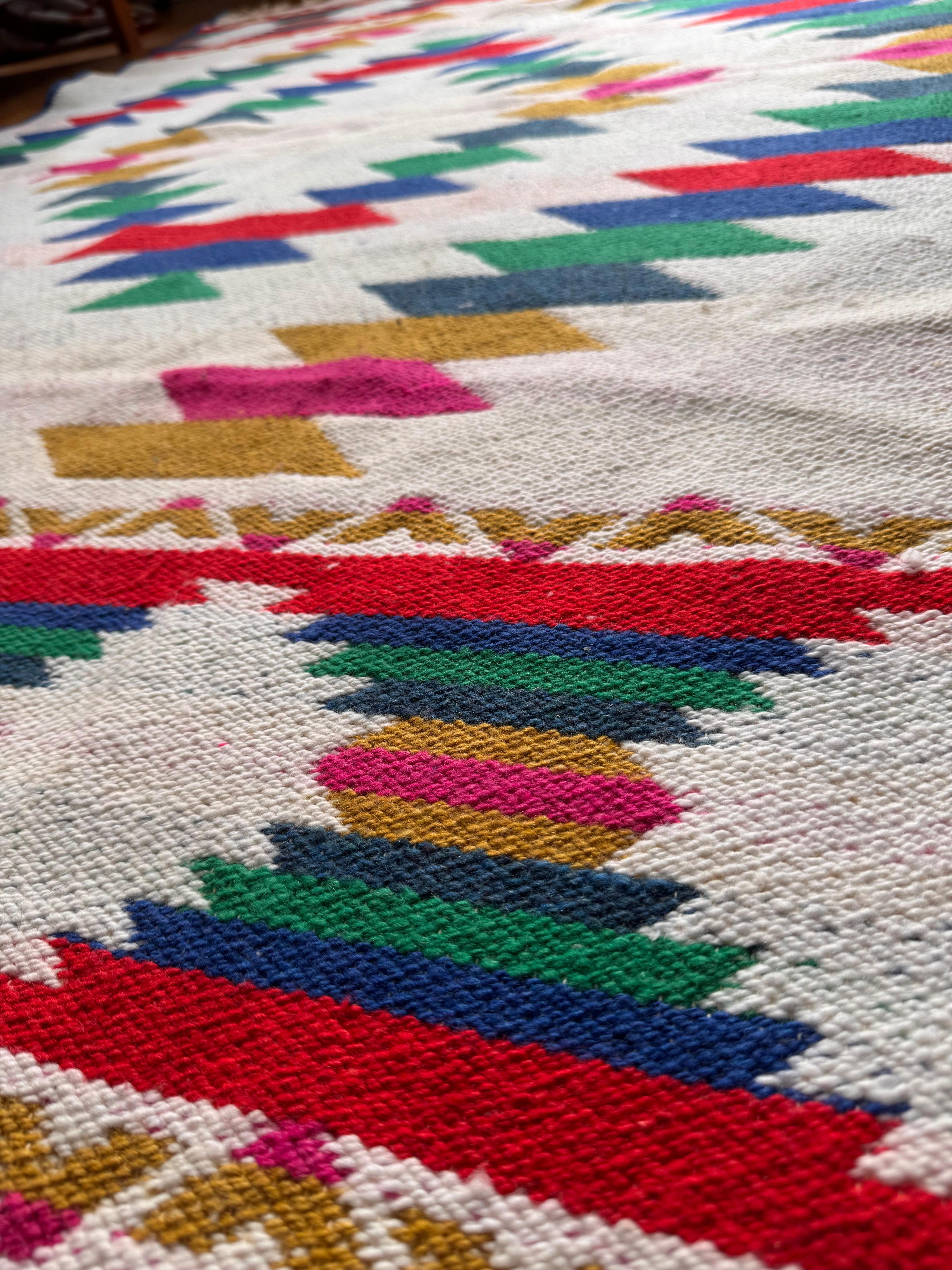 Handgewebter Wollteppich mit geometrischem Muster - Helles Multicolor-Design im Angebot 5