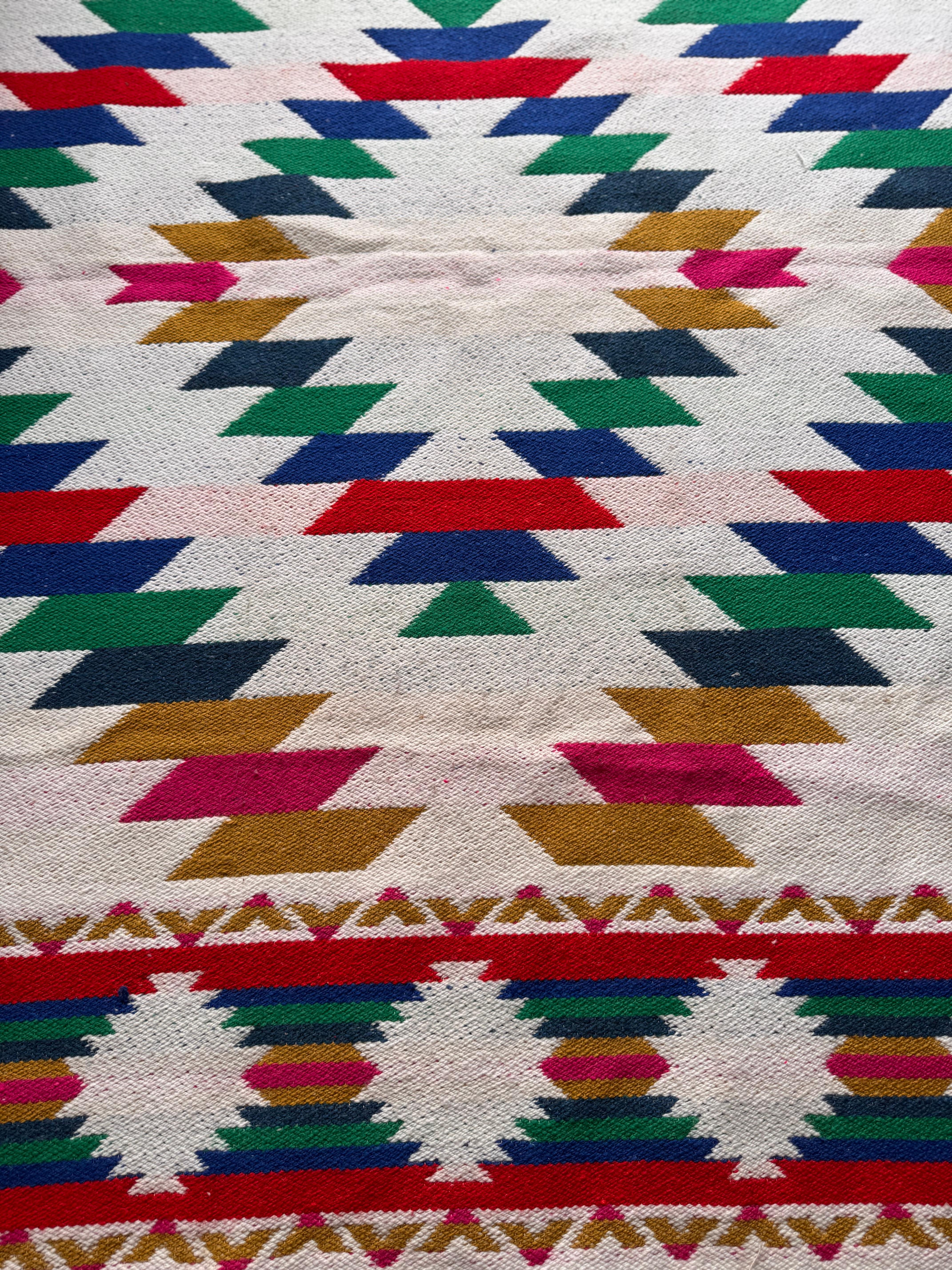 Handgewebter Wollteppich mit geometrischem Muster - Helles Multicolor-Design (Mexikanisch) im Angebot