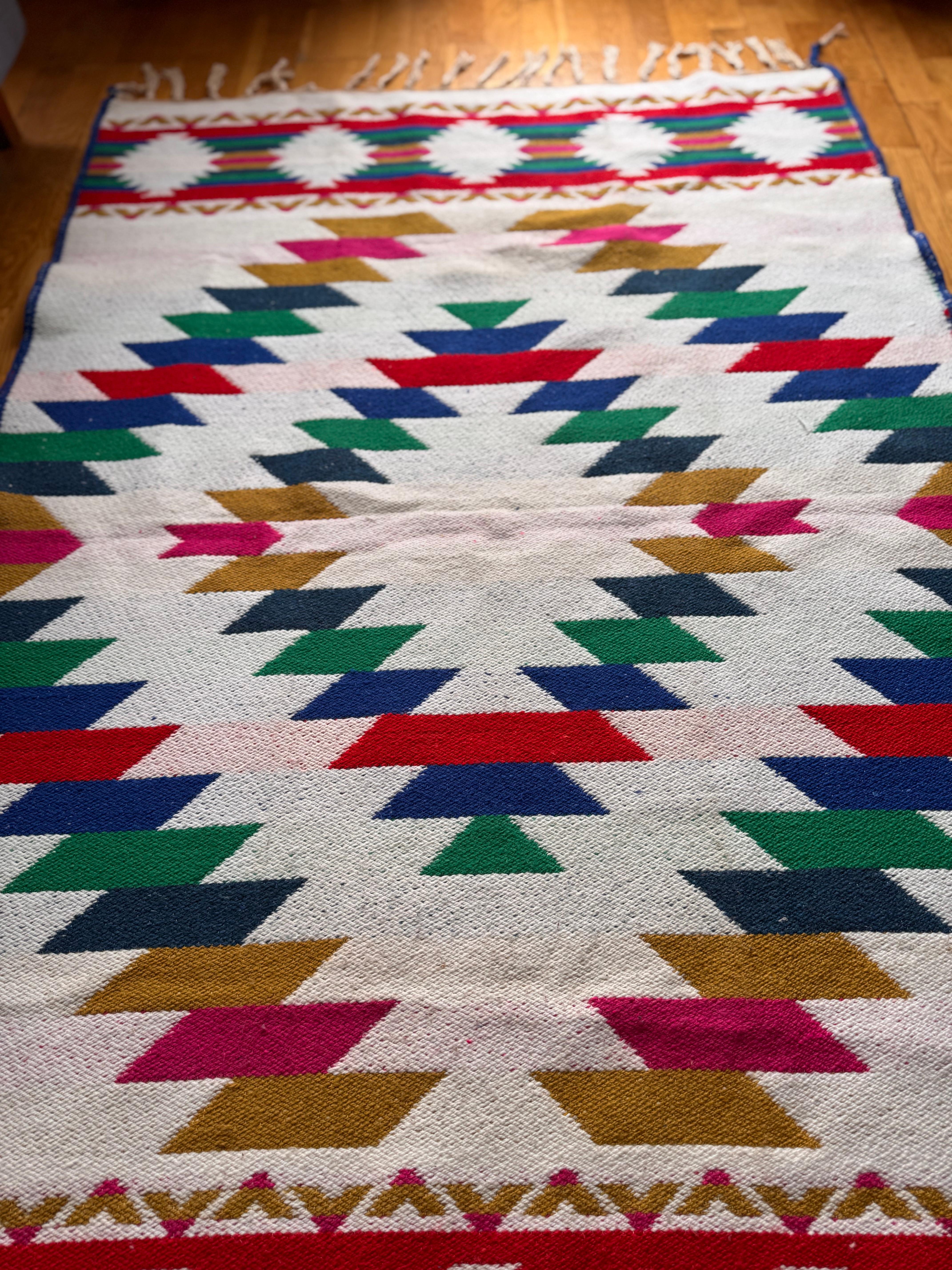 Handgewebter Wollteppich mit geometrischem Muster - Helles Multicolor-Design im Zustand „Gut“ im Angebot in BARCELONA, ES