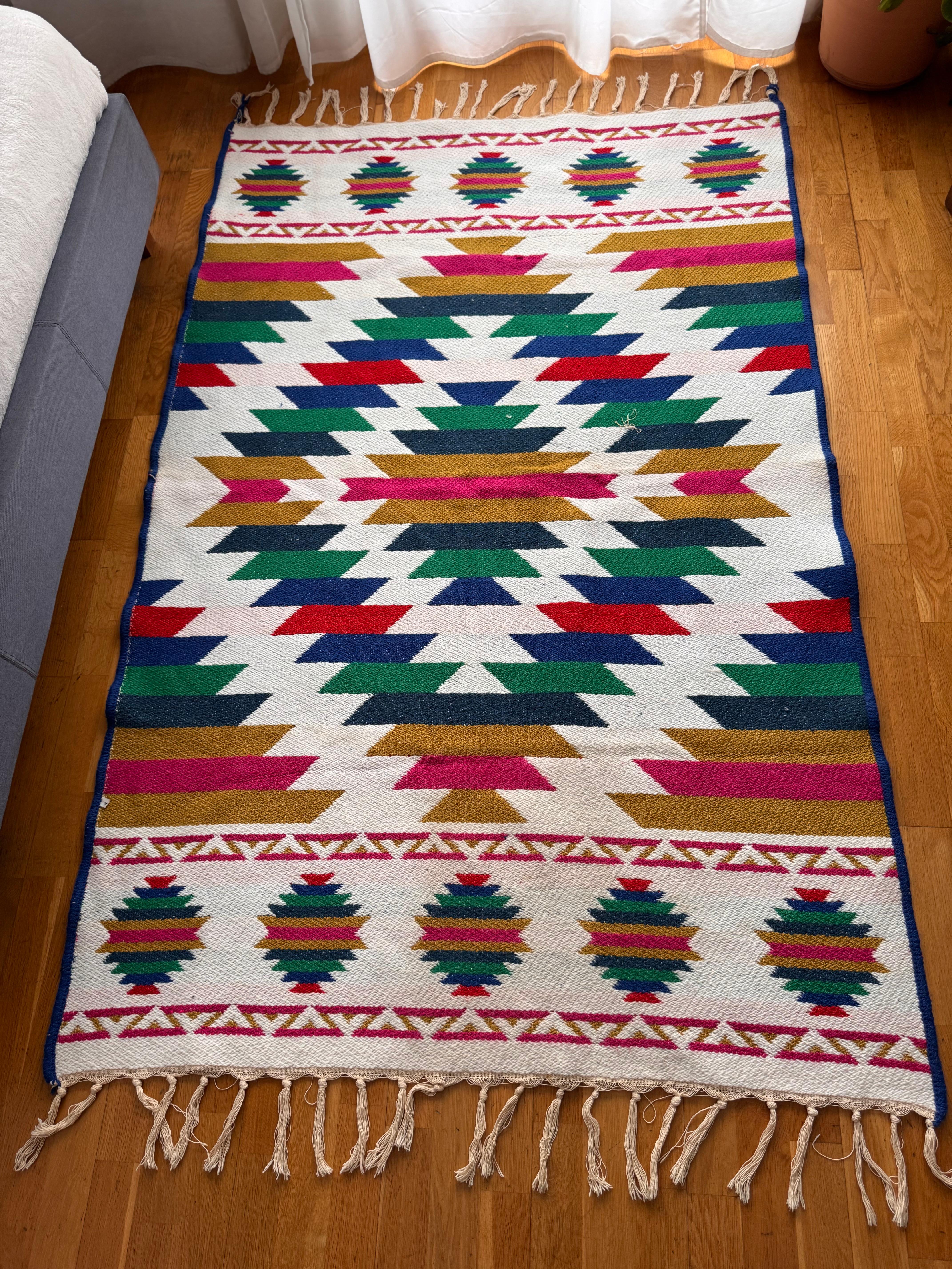 Handgewebter Wollteppich mit geometrischem Muster - Helles Multicolor-Design (Wolle) im Angebot