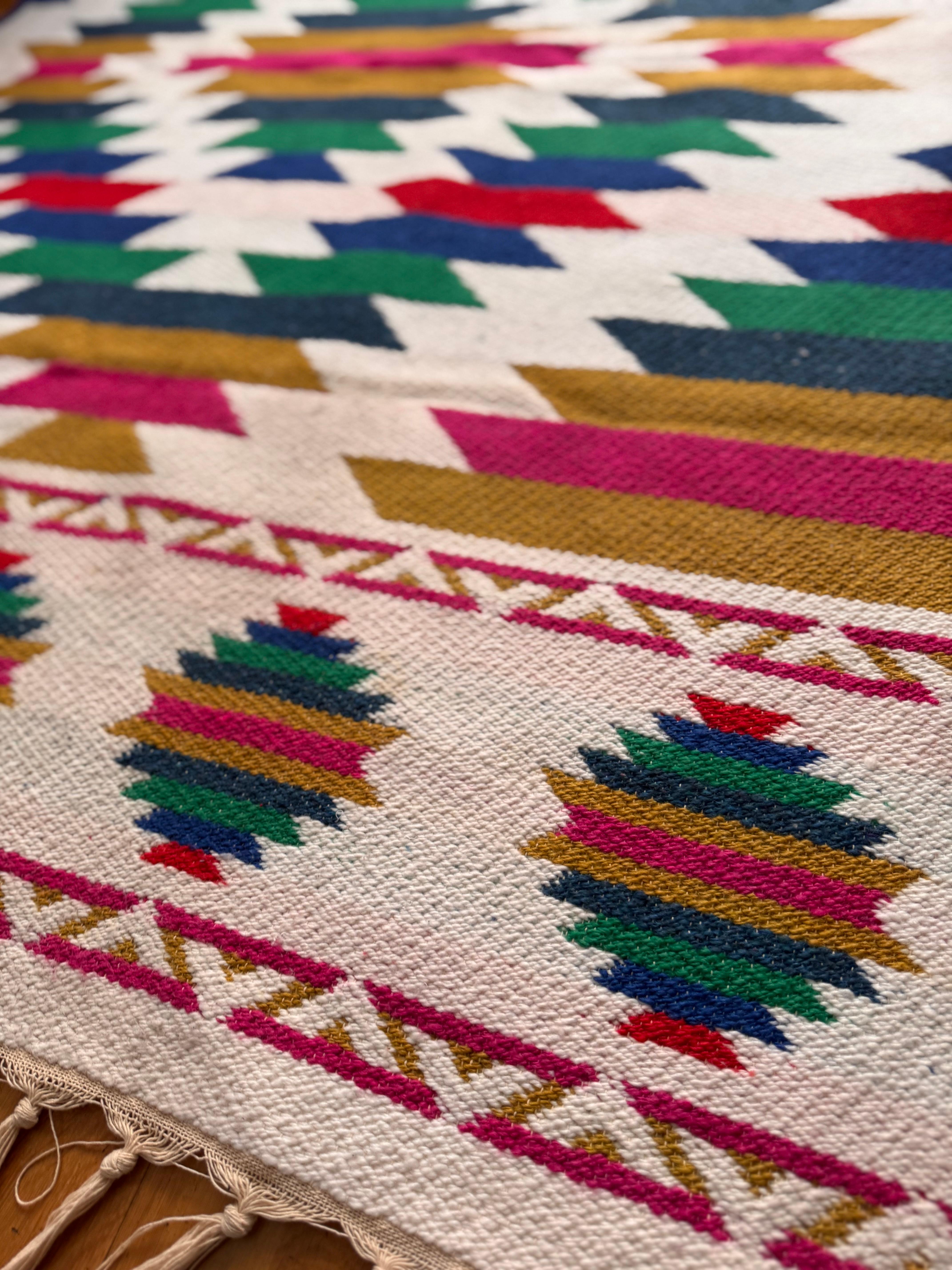 Handgewebter Wollteppich mit geometrischem Muster - Helles Multicolor-Design im Angebot 1