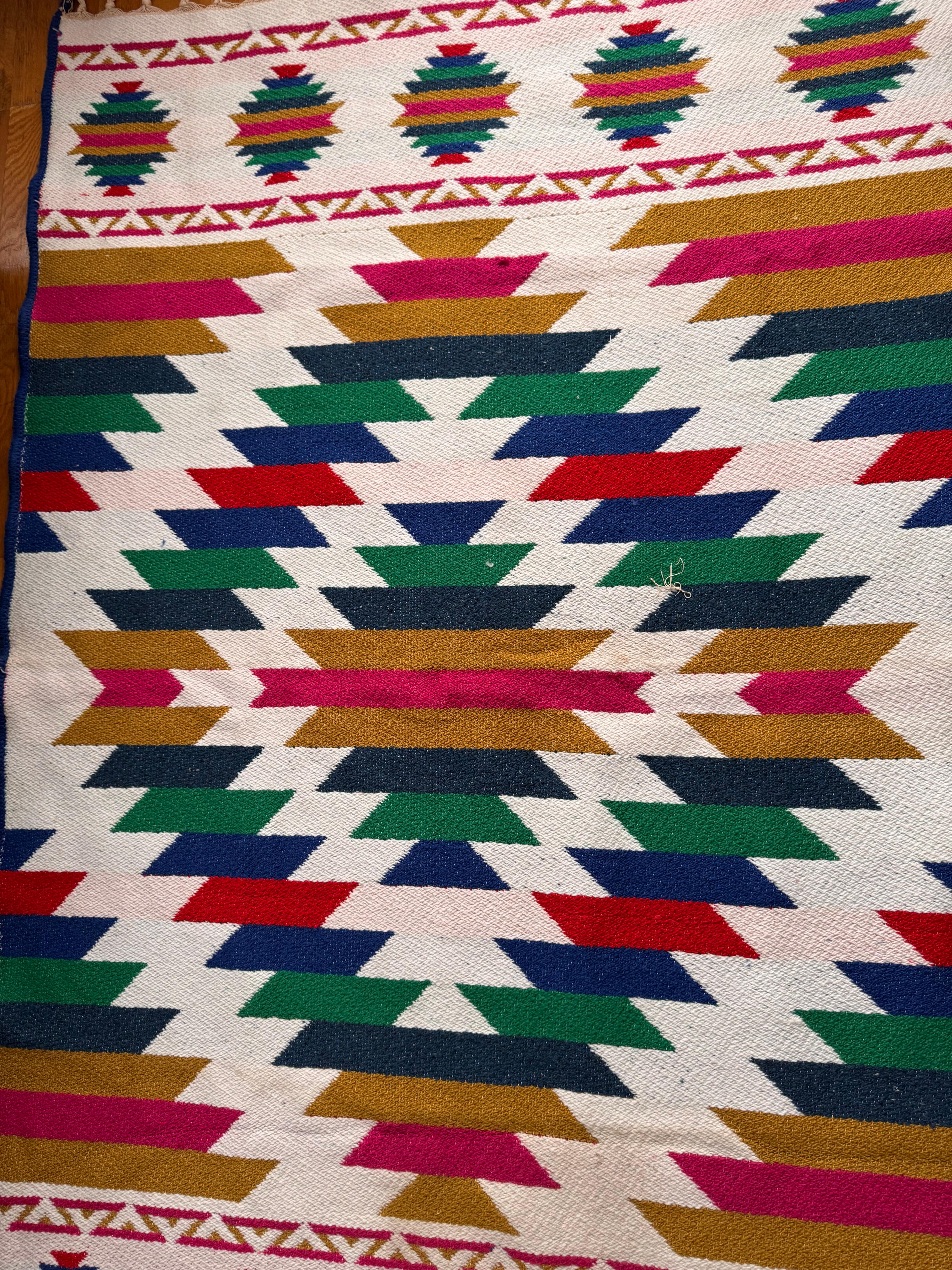 Handgewebter Wollteppich mit geometrischem Muster - Helles Multicolor-Design im Angebot 2