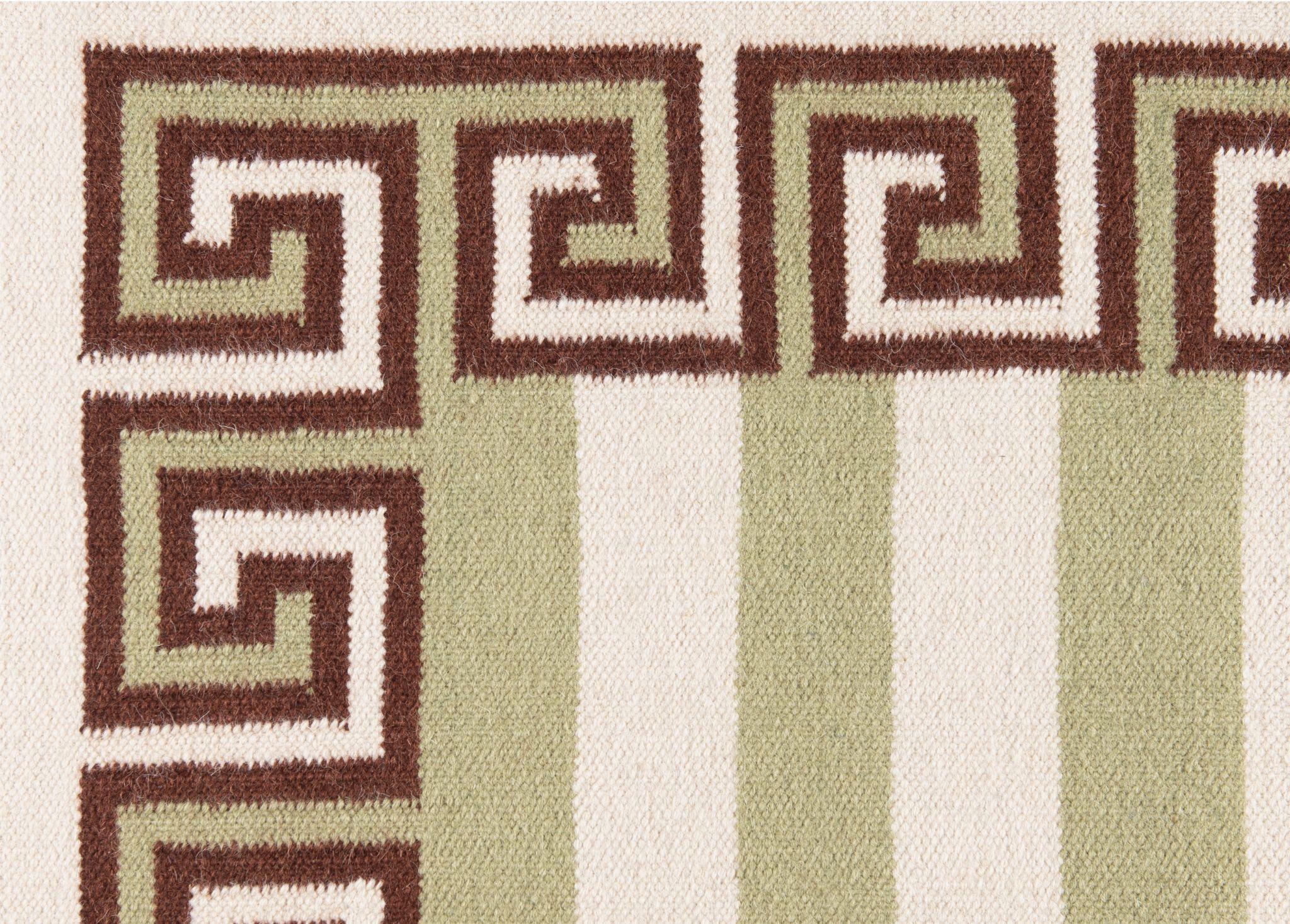 Der Stripe Rug ist ein schickes Spiel mit einem maßgeschneiderten Klassiker. Gutes Design kommt nie aus der Mode, und wir haben dieses klassische Muster mit einer Umrandung aus griechischen Buchstaben und frischen Farbkombinationen aufgepeppt.