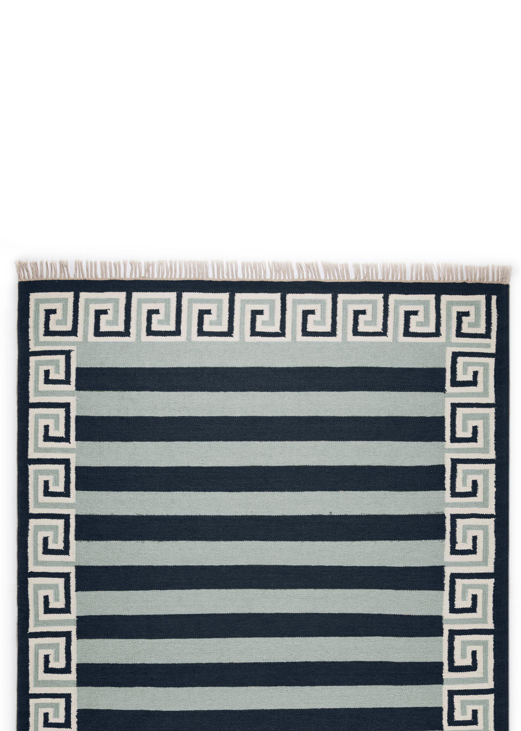 Der Stripe Rug ist ein schickes Spiel mit einem maßgeschneiderten Klassiker. Gutes Design kommt nie aus der Mode, und wir haben dieses klassische Muster mit einer Umrandung aus griechischen Buchstaben und frischen Farbkombinationen aufgepeppt.