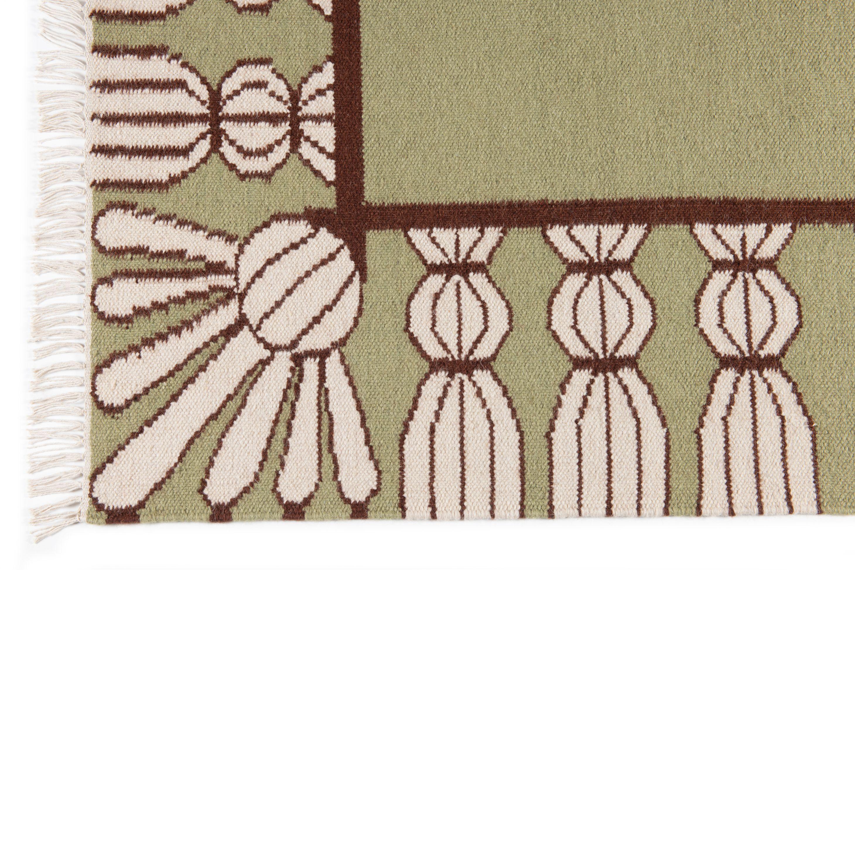 Tipicamente presenti su mobili e tendaggi, le nappe sono un dettaglio elegante che aggiunge profondità e charme a una stanza. Attingendo alla tradizione del trompe l'oeil, abbiamo reimmaginato le nappe come bordo di un tappeto per definire e