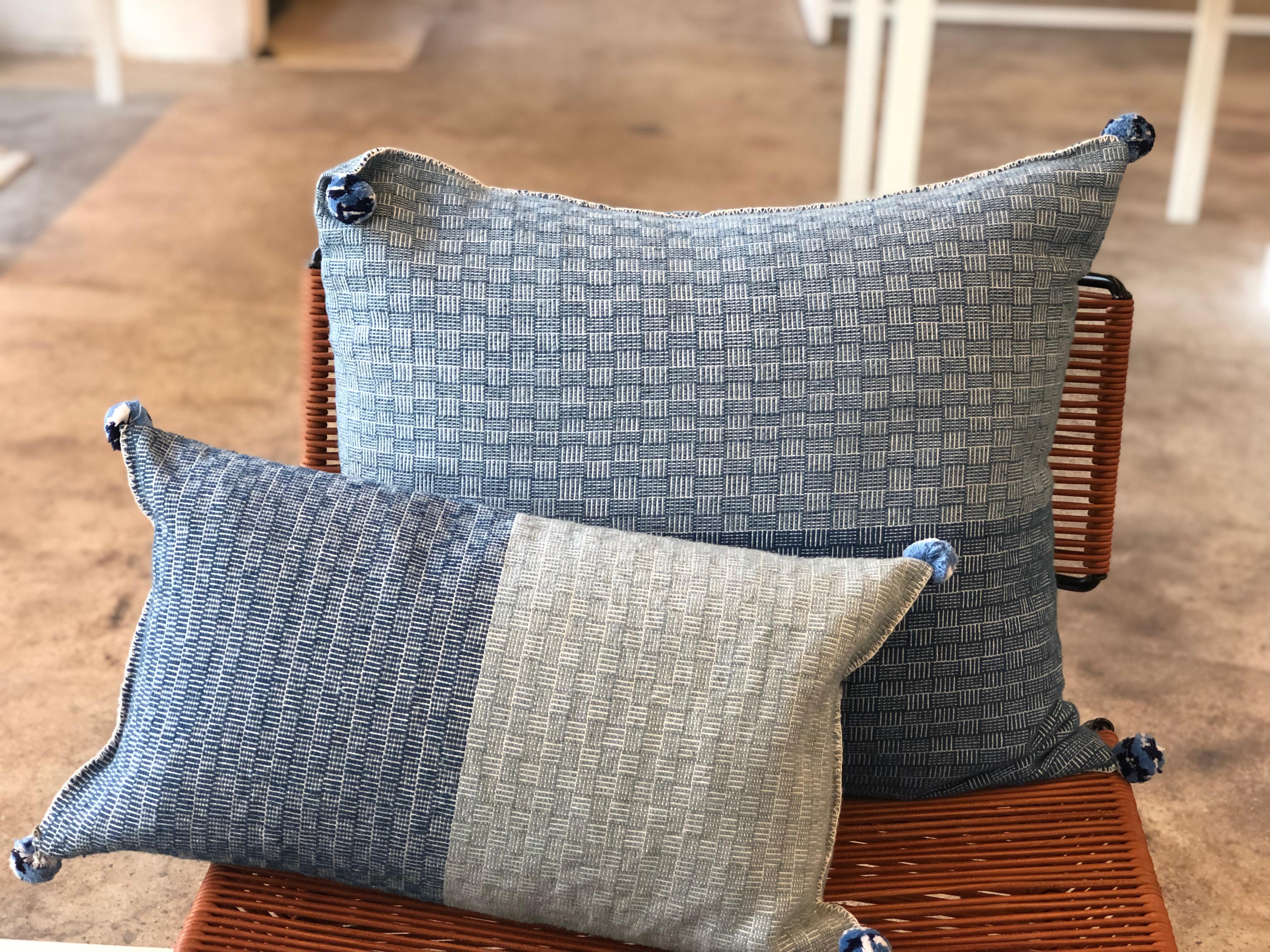 Handwoven Wool Throw Pillow Made with Natural Indigo, in Stock (Mexikanisch)