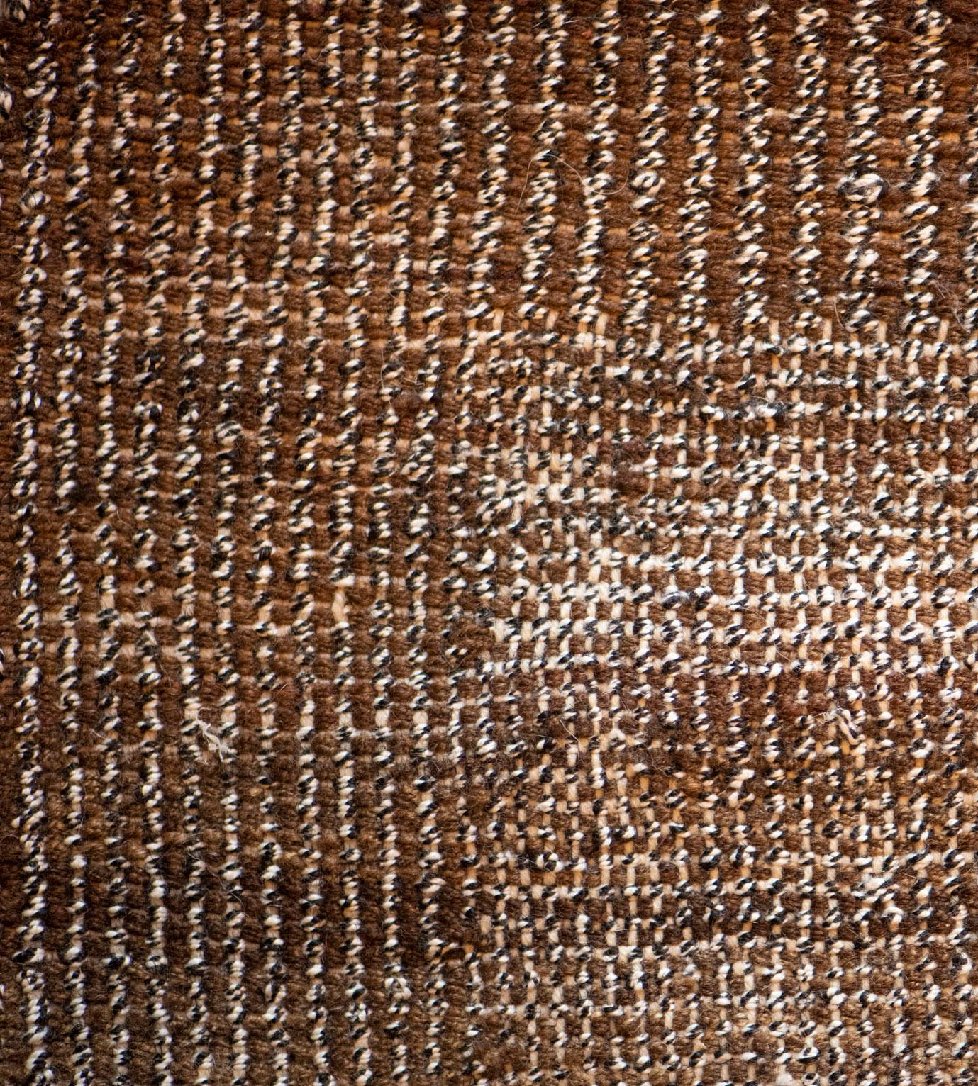 Dieser Flachgewebeteppich im türkischen Stil hat ein tabakbraunes Feld, das in horizontalen, schattierten Bändern aus tabakbraunen Farbtönen gewebt ist, und einen gefalteten Kilim-Streifen an jedem Ende und jeder Seite.
