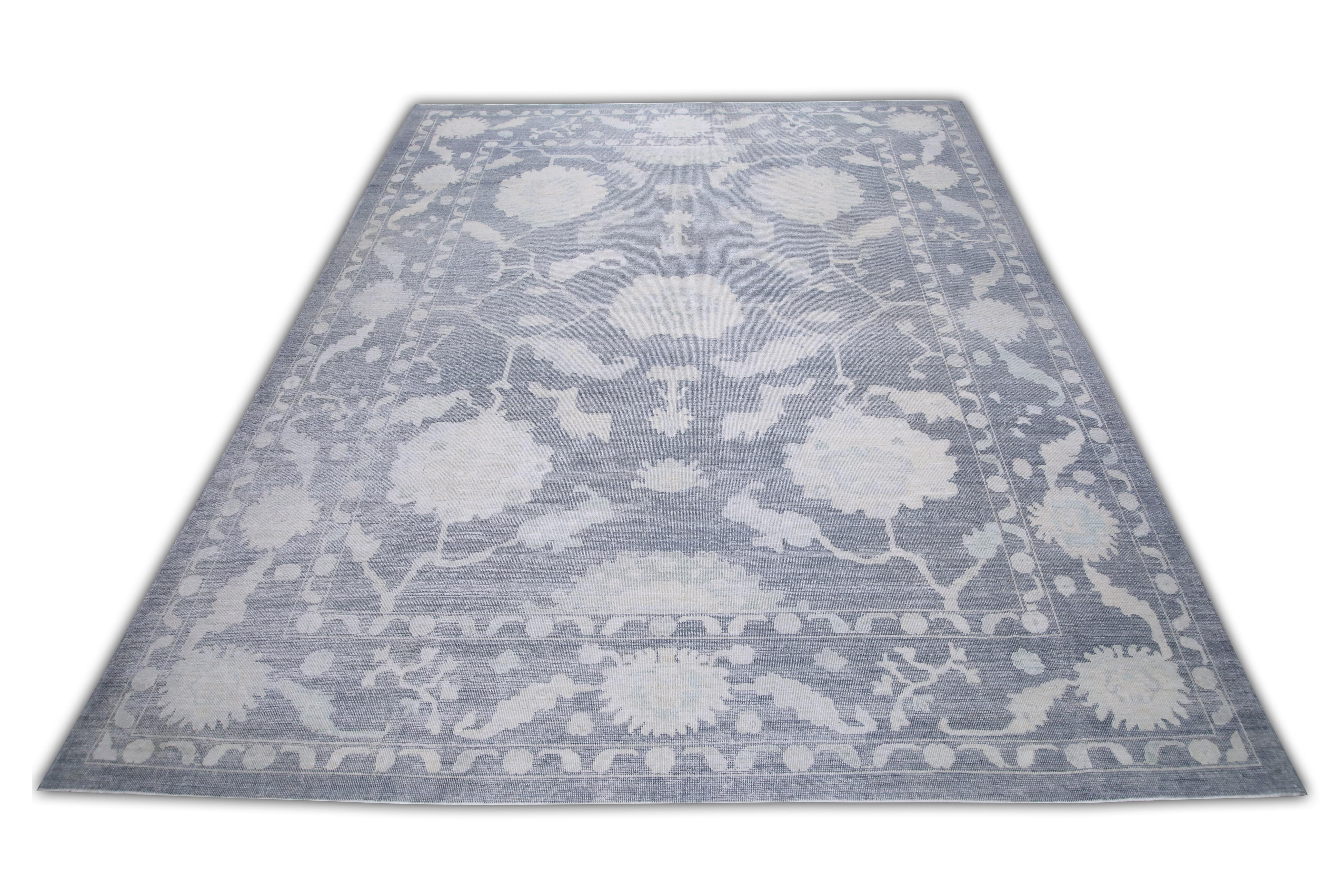 Ce tapis turc oushak est une œuvre d'art étonnante, tissée à la main selon des techniques traditionnelles par des artisans qualifiés. Le tapis présente des motifs complexes et une palette de couleurs douces obtenue grâce à l'utilisation de teintures