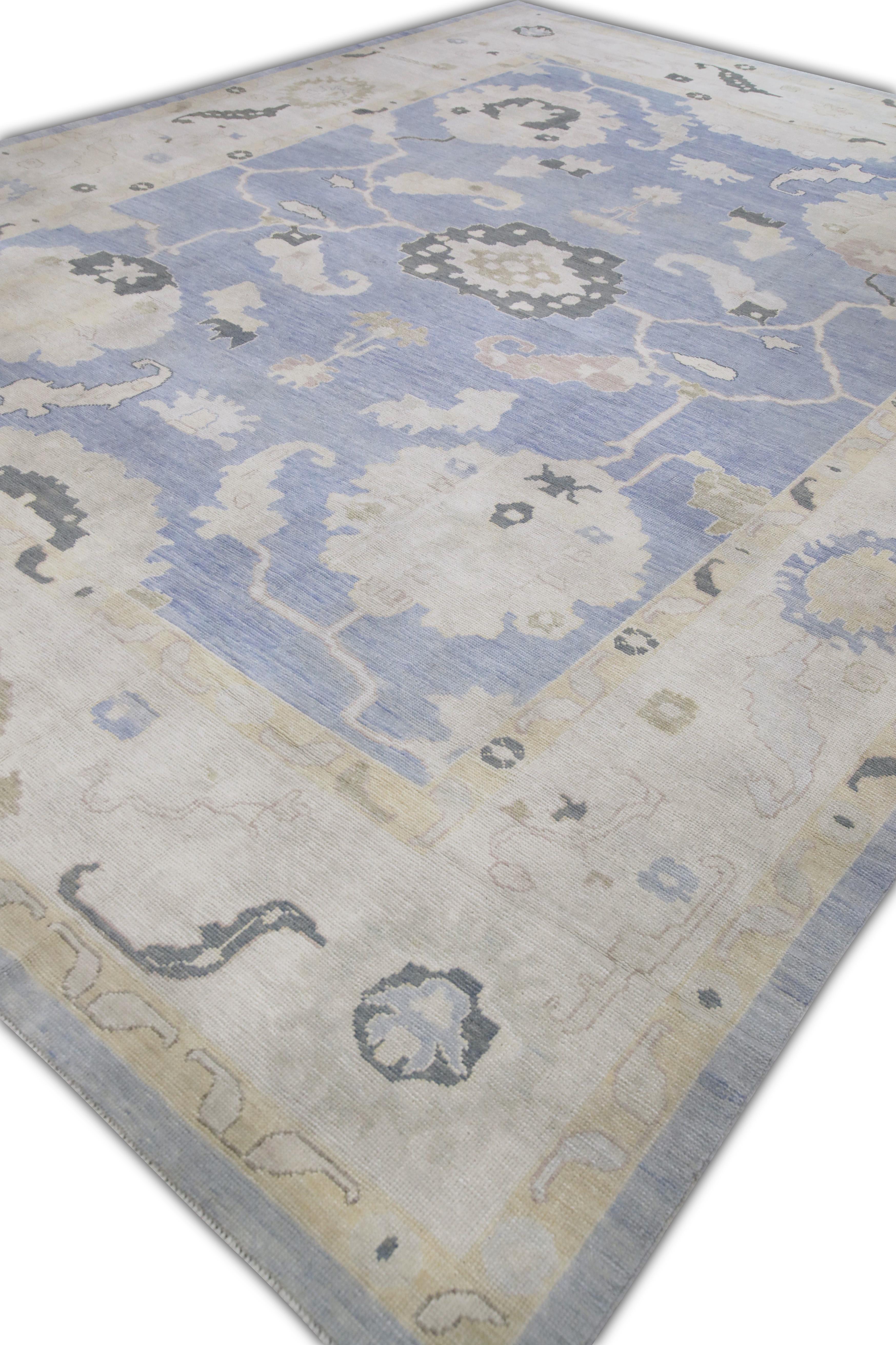 Questo tappeto turco oushak è un'opera d'arte straordinaria, tessuta a mano con tecniche tradizionali da abili artigiani. Il tappeto presenta motivi intricati e una tavolozza di colori tenui, ottenuti grazie all'uso di tinture vegetali naturali. Con